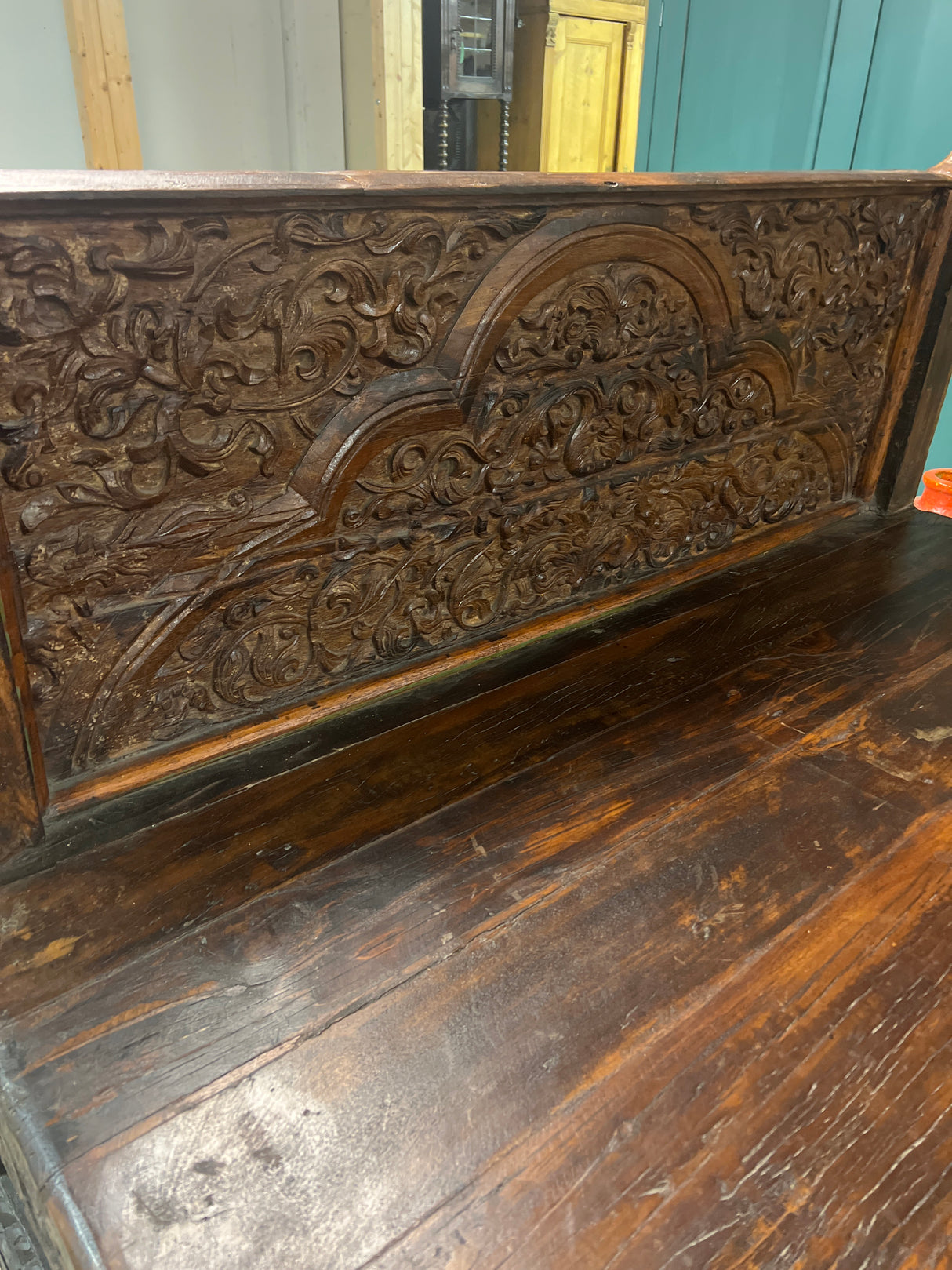 Magnificent 19th-century daybed/couch bed, length 214cm, width 133cm, and height 123cm. The height of the bed section is 79cm.