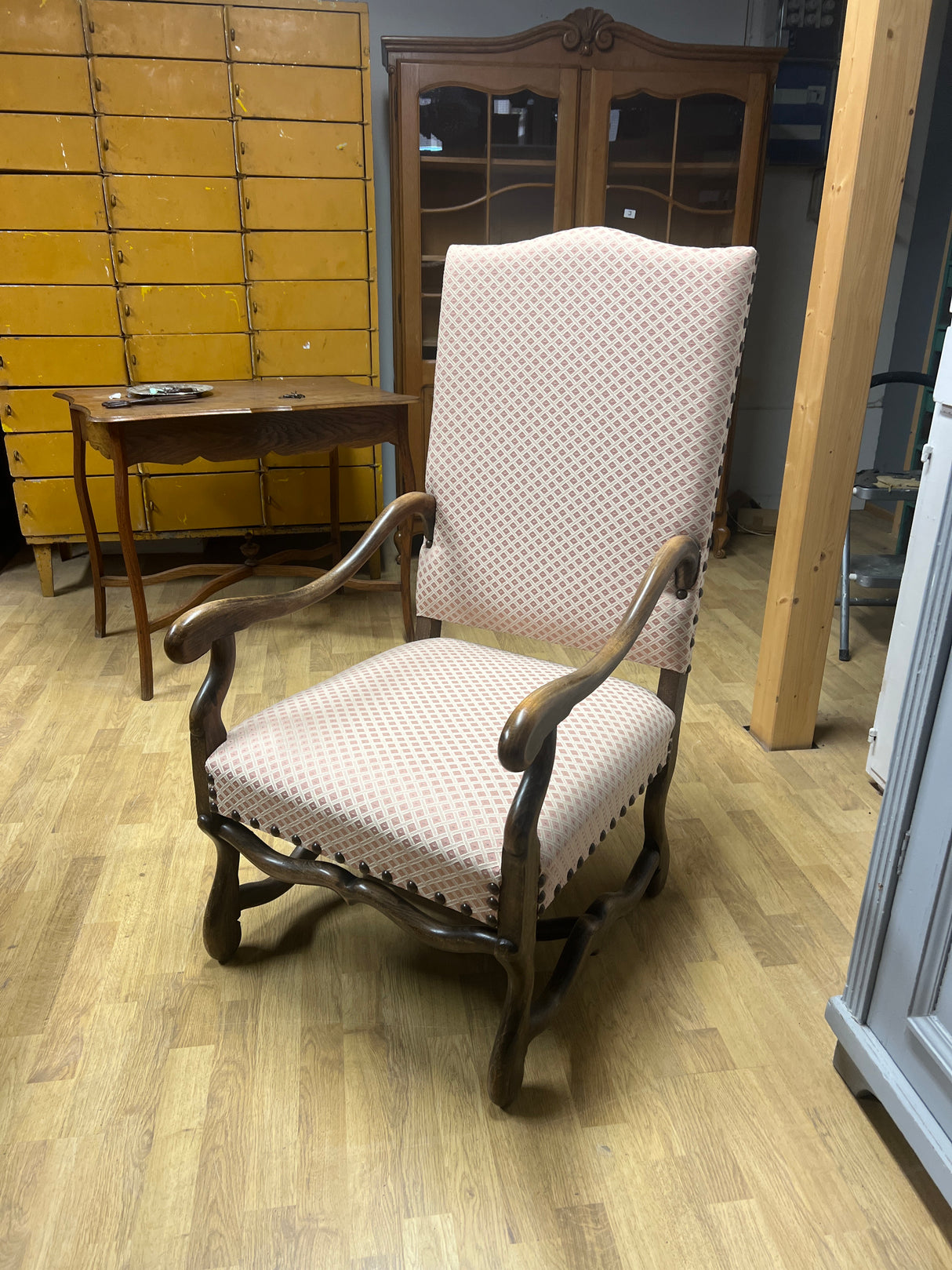 Host/hostess chair W.60cm, D.75cm and H.116cm. Seat height 43cm.