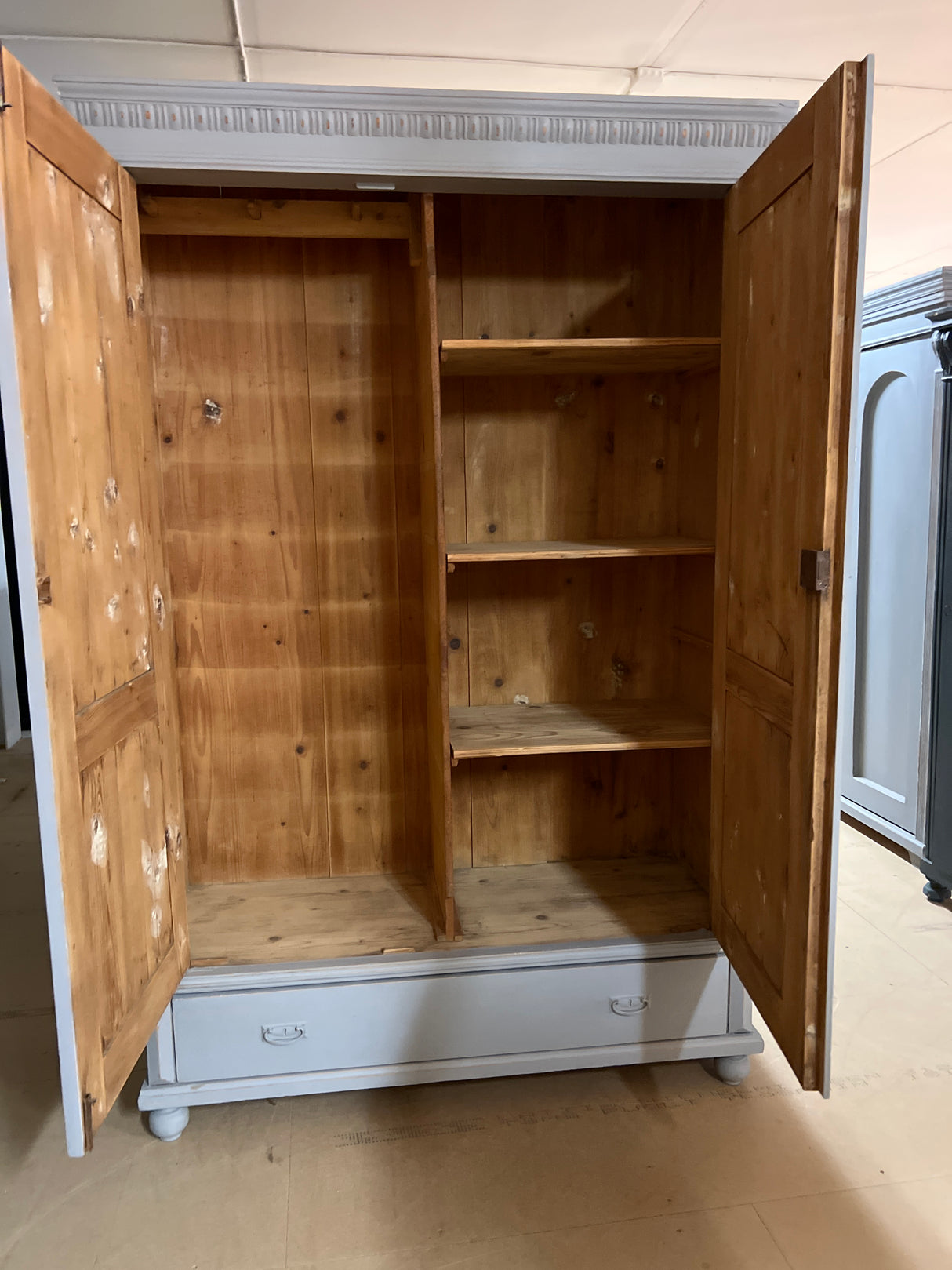 Vaaleanharmaa vaatekaappi