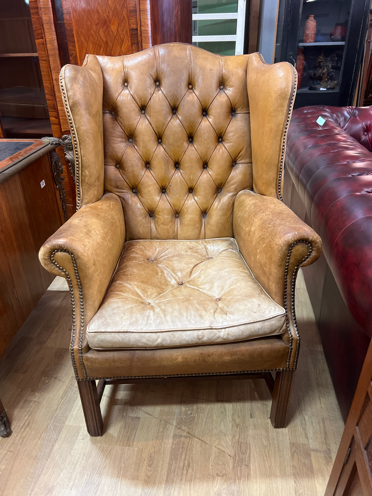 Chesterfield lepotuoli L. 81cm, S. 80cm ja K. 117cm ja istumakorkeus 47cm