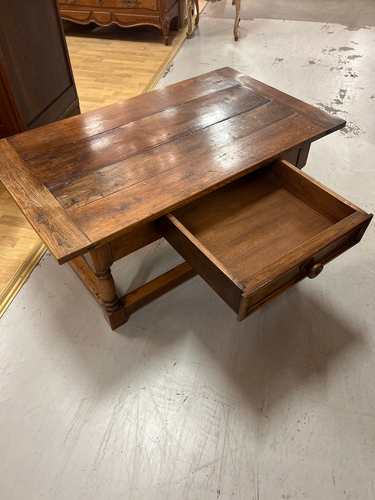 Solid oak coffee table. L. 117.5cm, W. 69cm and H. 52cm