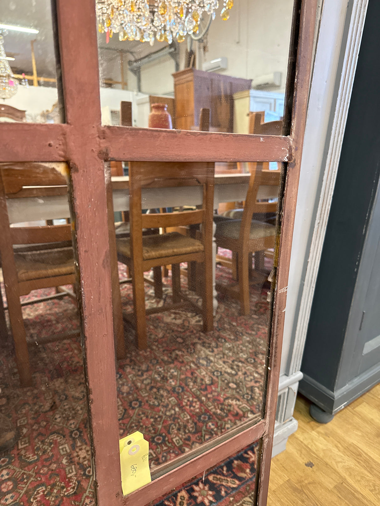 Upea metallirunkoinen peili