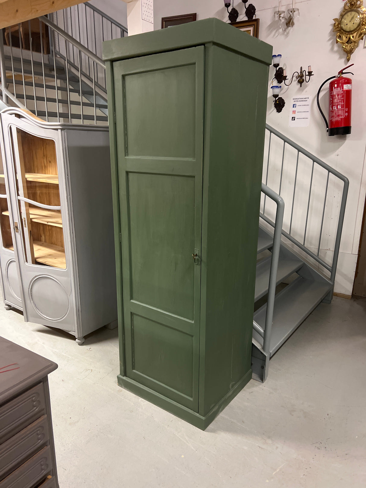 Single-door wardrobe