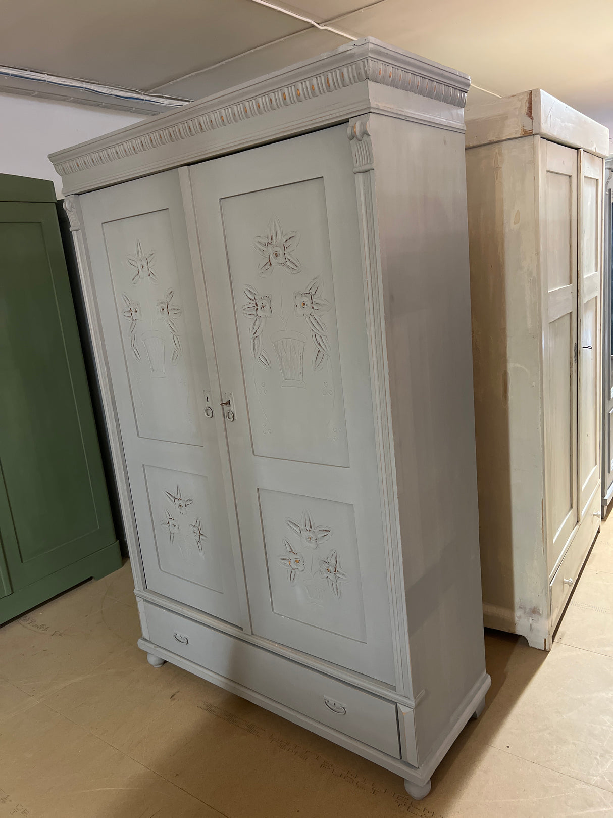 Vaaleanharmaa vaatekaappi