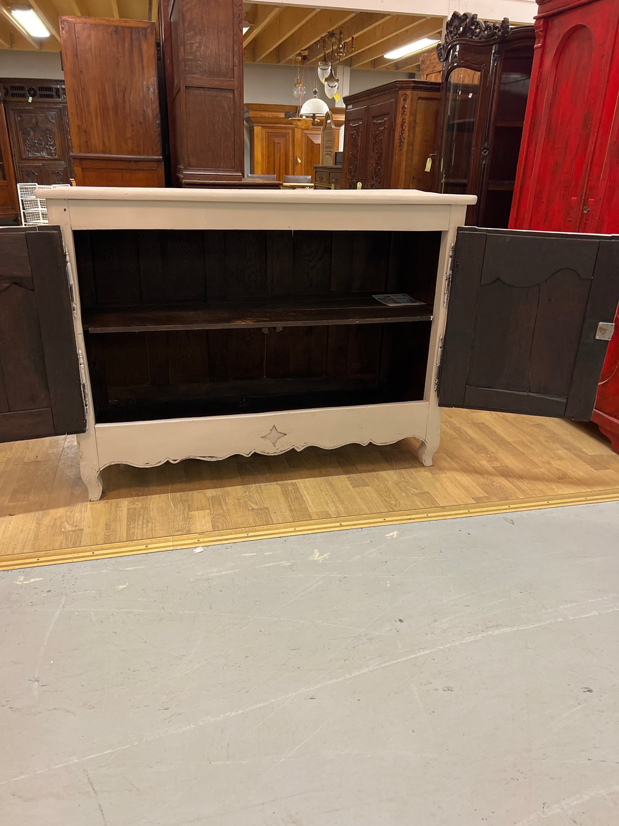 Tammisenkki L. 134cm, S. 54,5cm ja K. 98,5cm.