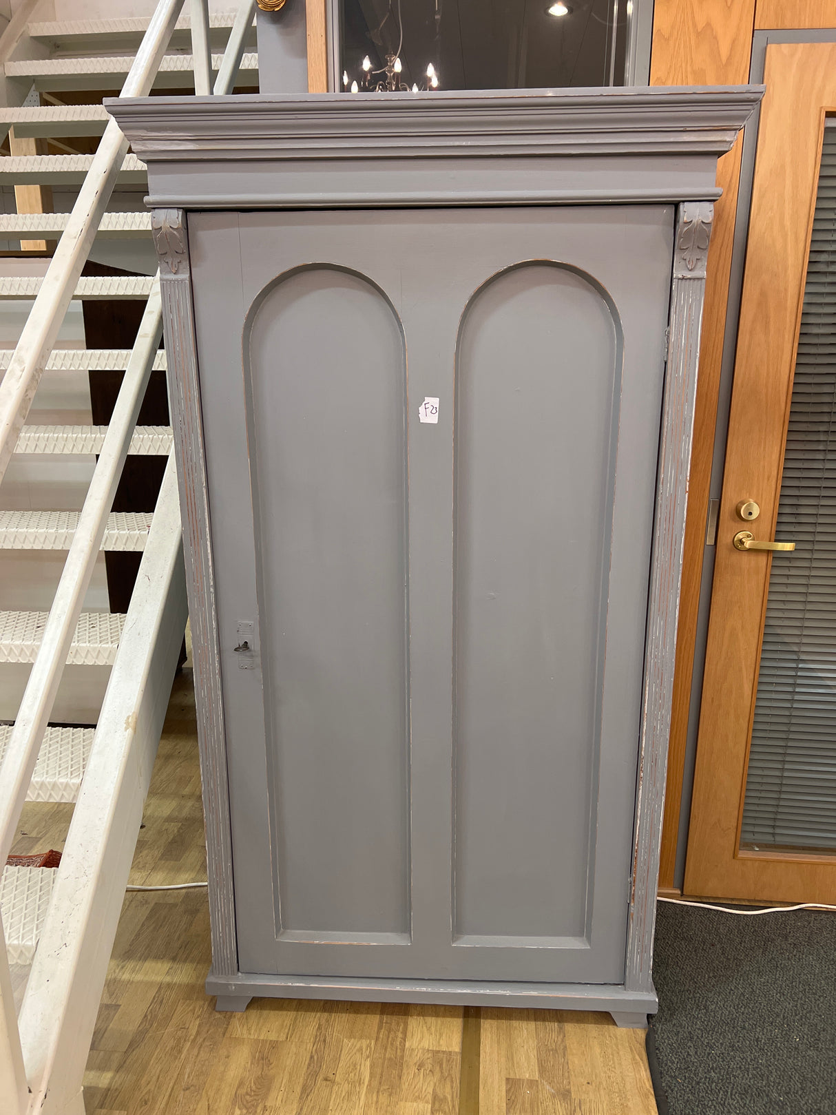 Yksiovinen vaatekaappi