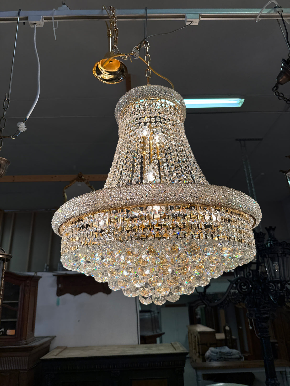 Kristallivalaisin kullanvärisellä rungolla. Halkaisija 50cm