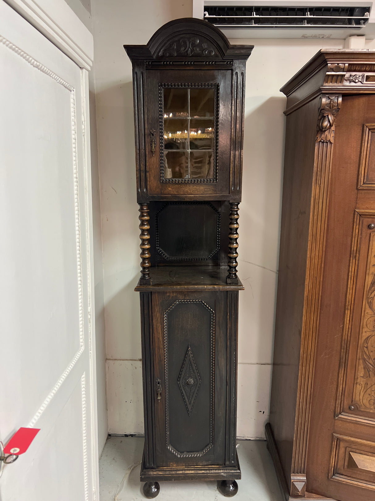 Poikkeuksellisen kapea vitriinikaappi L.45,5cm, S.38cm ja K.202cm.