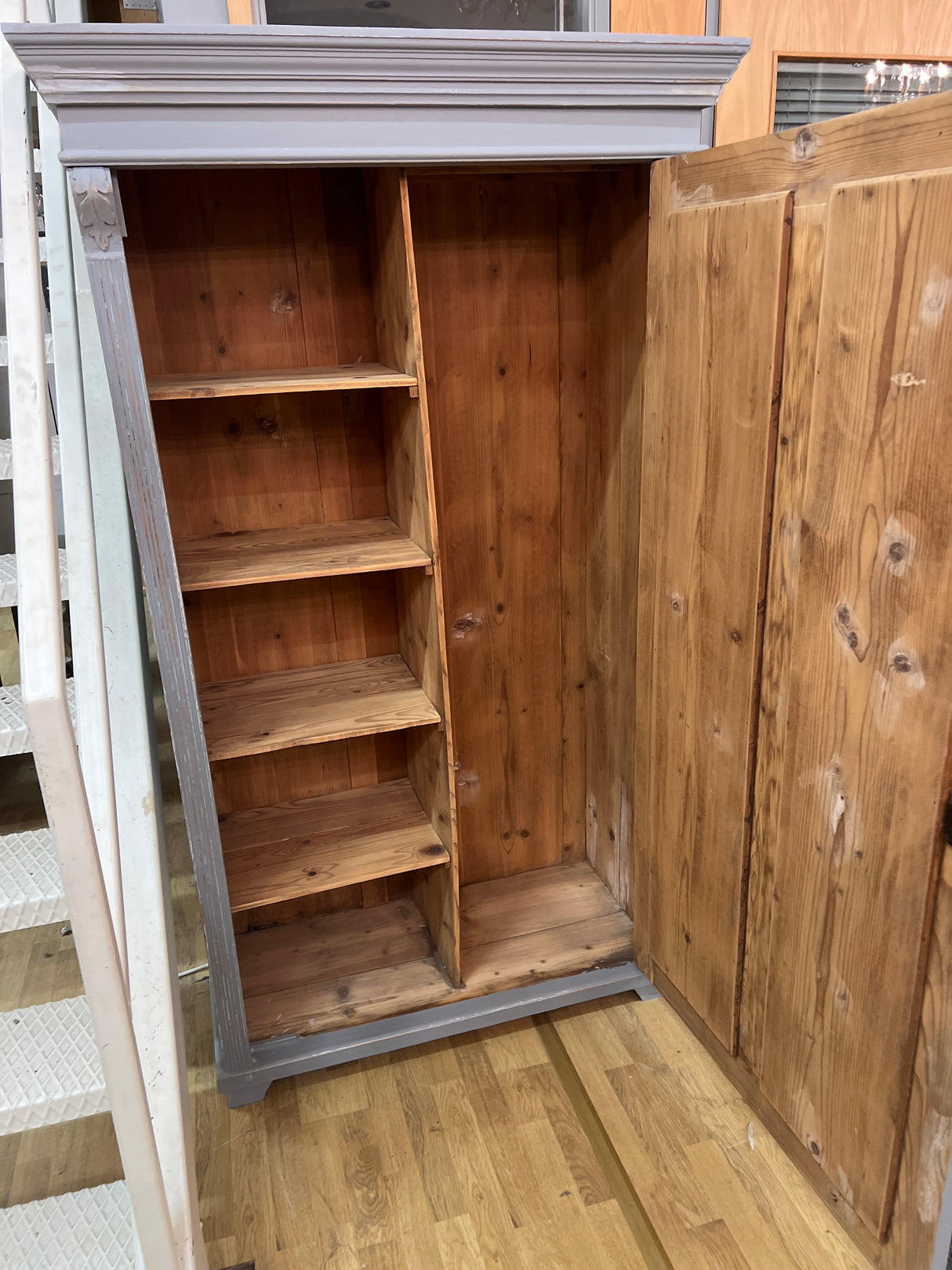 Yksiovinen vaatekaappi