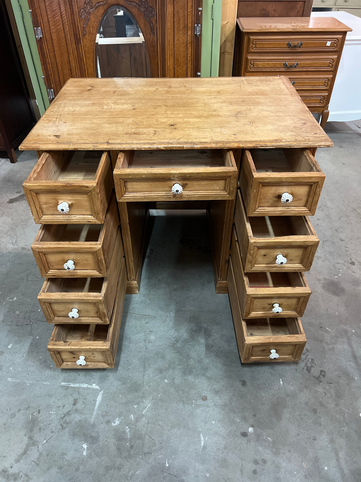 Kirjoituspöytä L. 106,5cm, S.70cm ja K. 78,5cm.