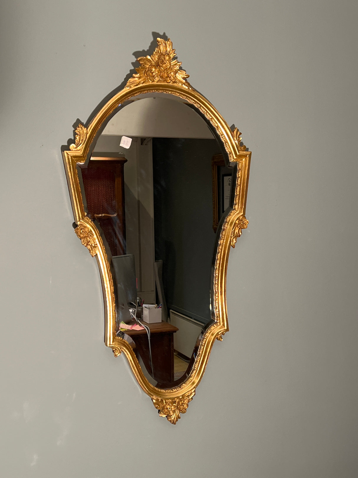 Upea fasettihiotti peili kullan sävyisillä kehyksillä K.93,5cm ja L. 48,5cm