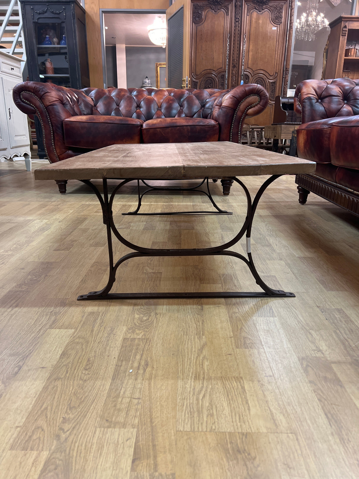 Sohvapöytä L. 130cm, S.65,5cm ja K. 41cm.