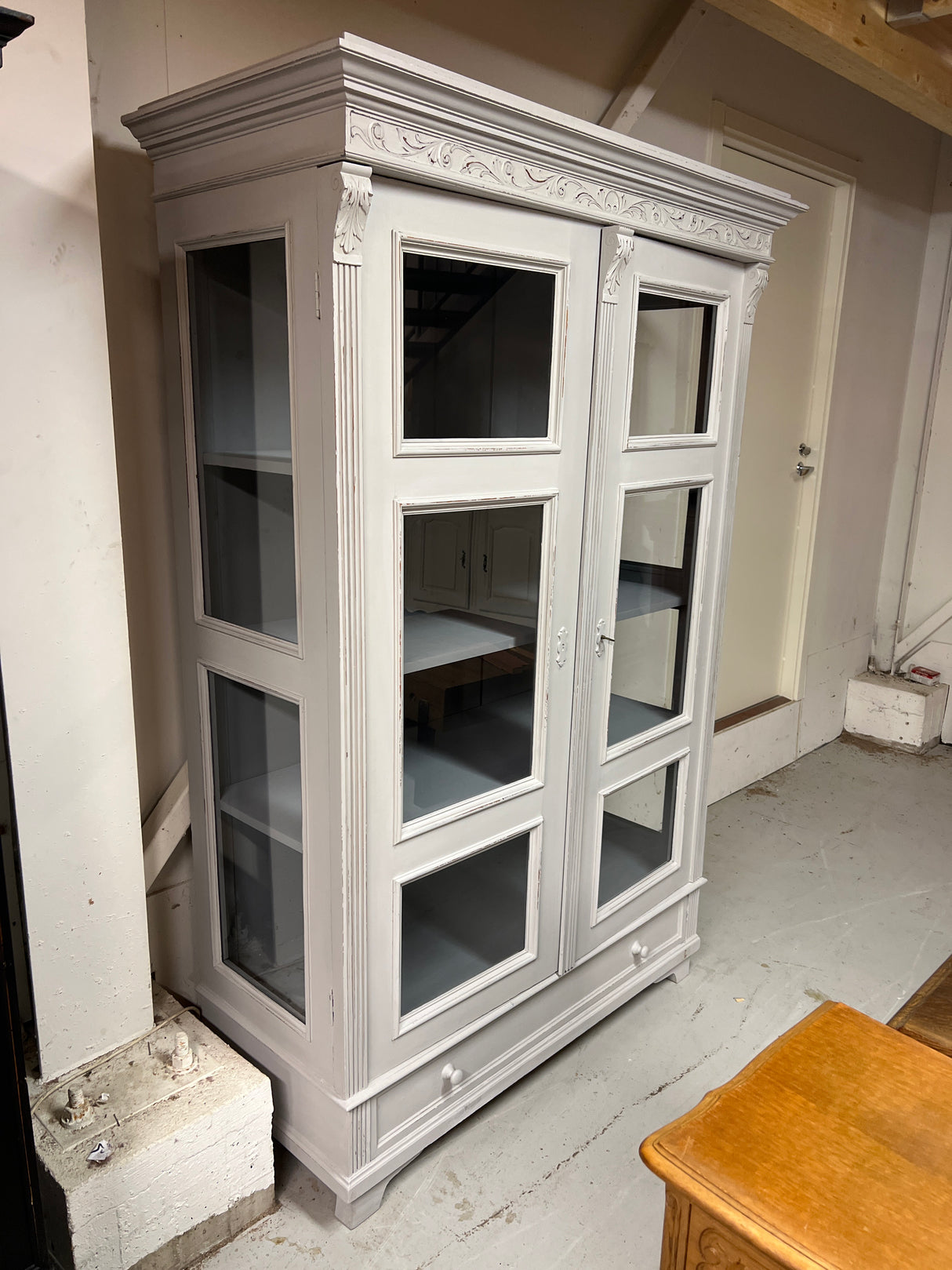 Beautiful, spacious display cabinet. W. 131.5cm, D. 57.5cm, H. 196cm