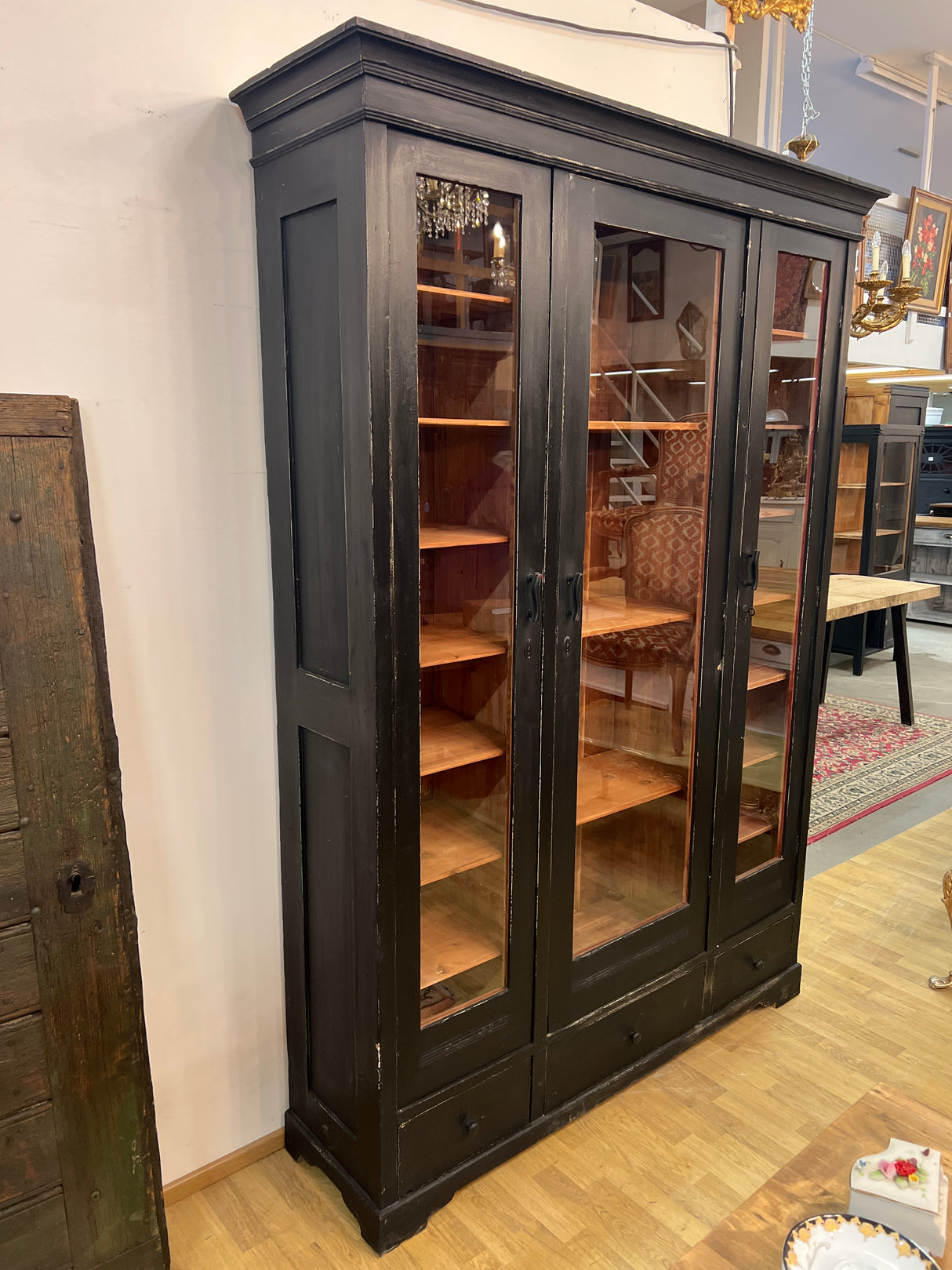 Mahtava kirjakaappi L. 154cm, S, 42cm ja K. 218cm