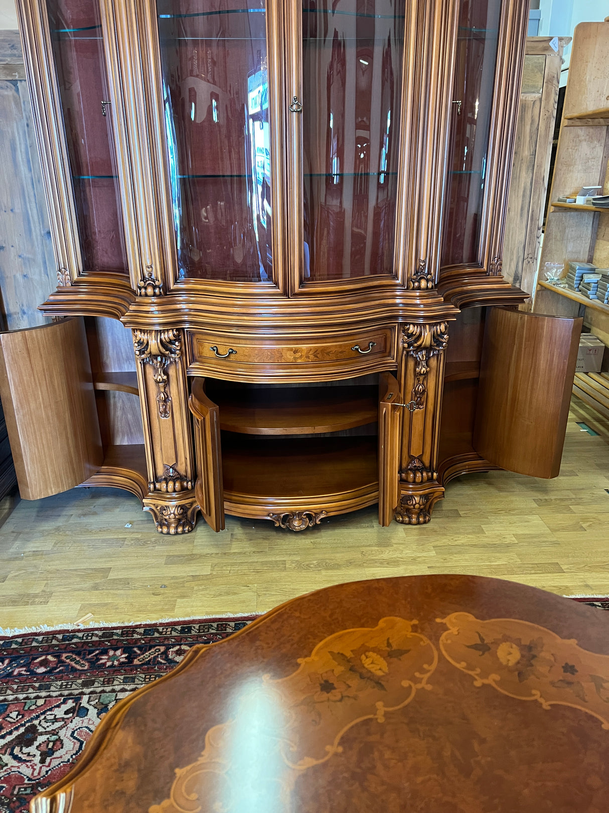 Uskomattoman kaunis italialainen ruokasalikalustokokonaisuus. Pöytä + 6 tuolia, astiakaappi, senkki + peili.