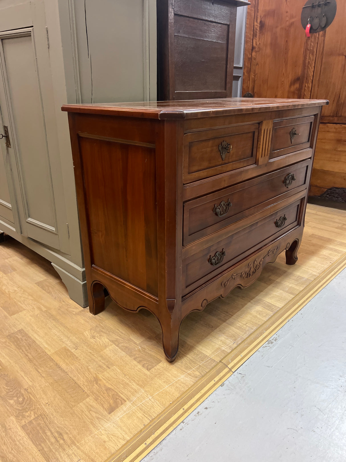 Mahogany chest of drawers with drawers. W. 107.5cm, D. 50cm and H. 82.5cm