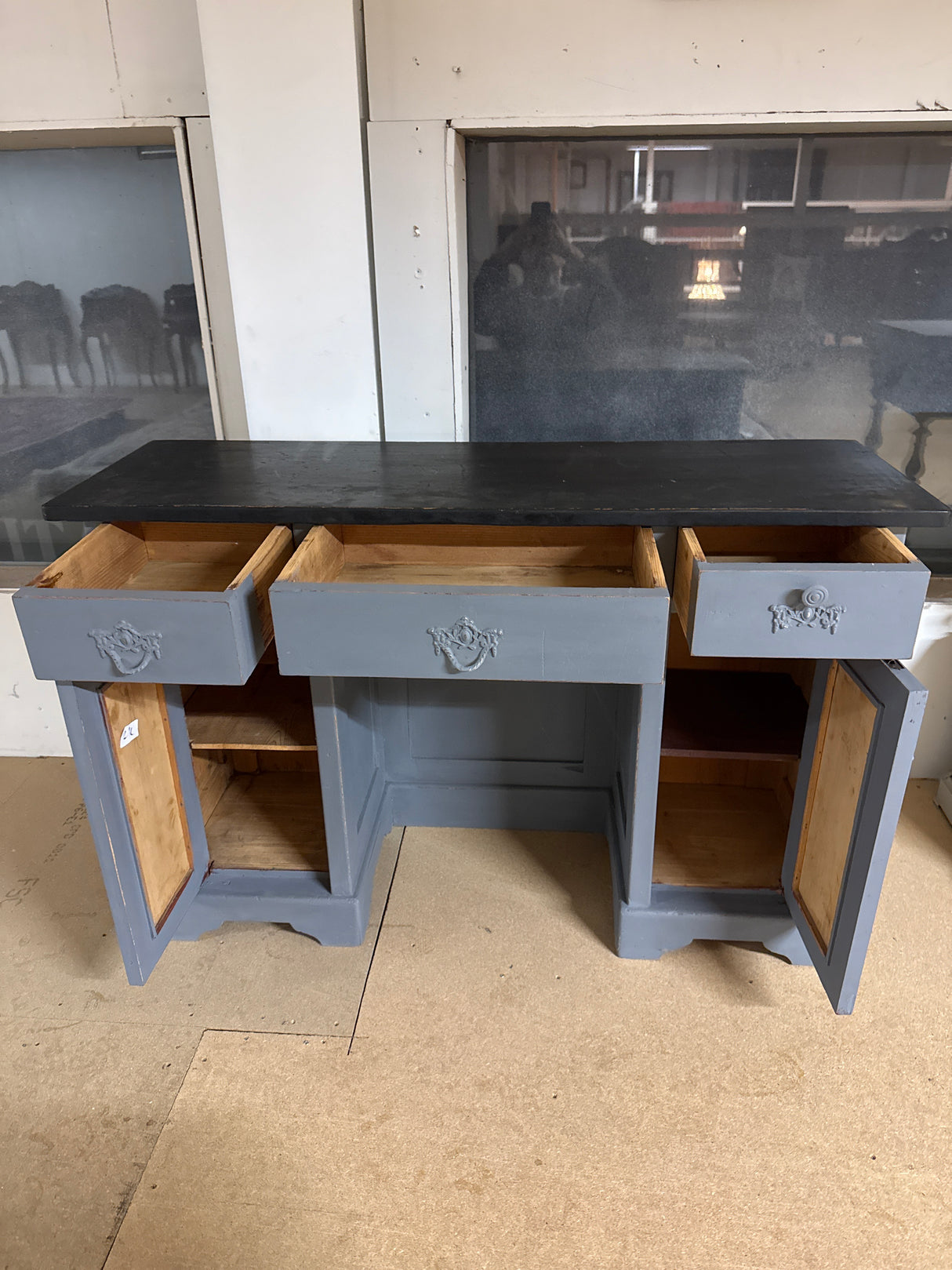 Kirjoituspöytä L.115.5cm, S.37.5cm, K.76cm