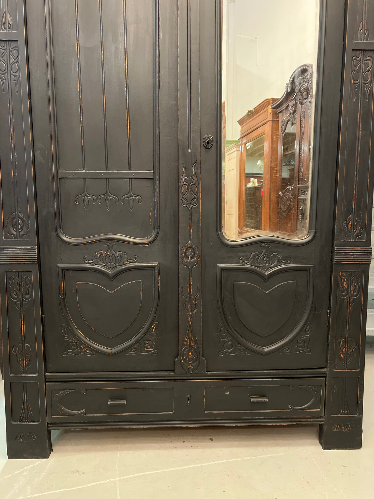 Upea patina musta vaatekaappi L. 128cm, S. 52,5cm ja K. 210cm