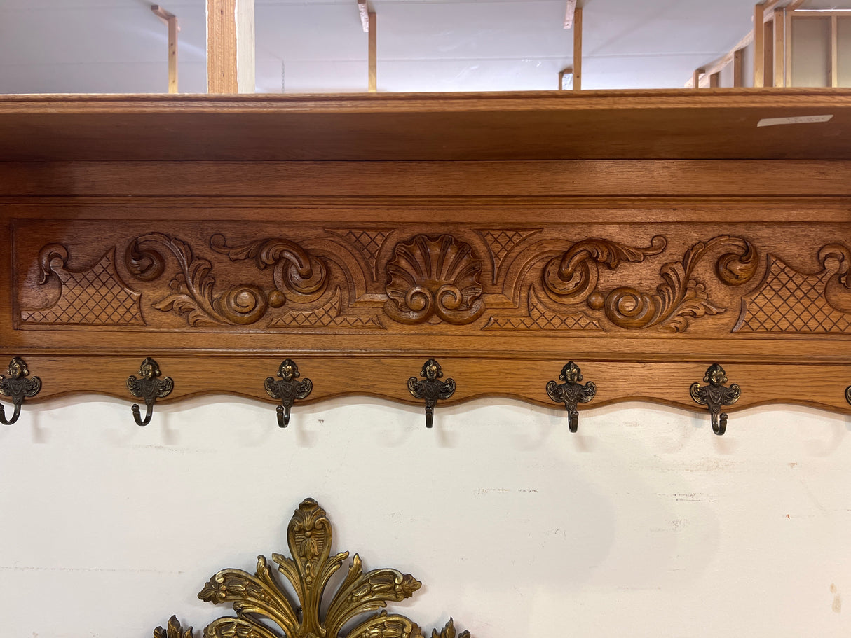 Seinänaulakko L. 125cm, S. 23cm ja K. 32cm.