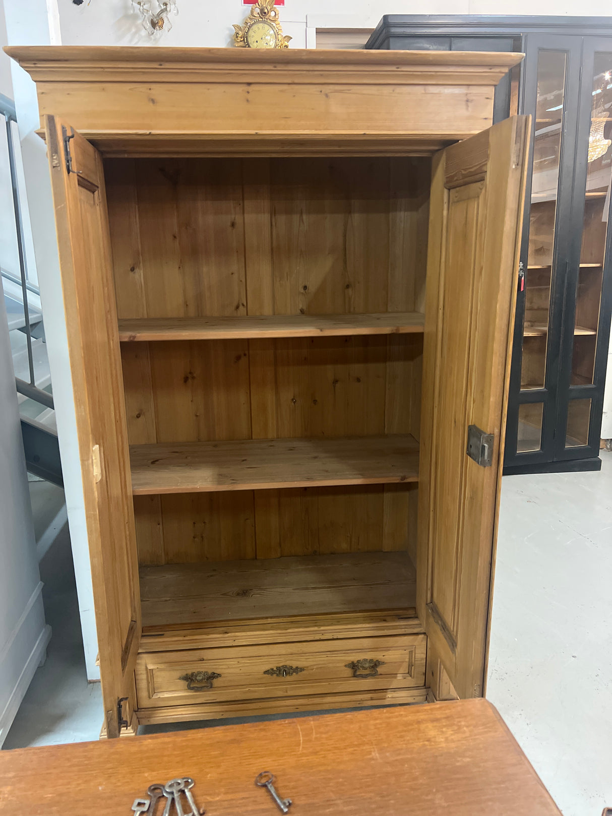 Kaunis talonpoikais vaatekaappi L. 109cm, S. 60cm ja K. 180cm