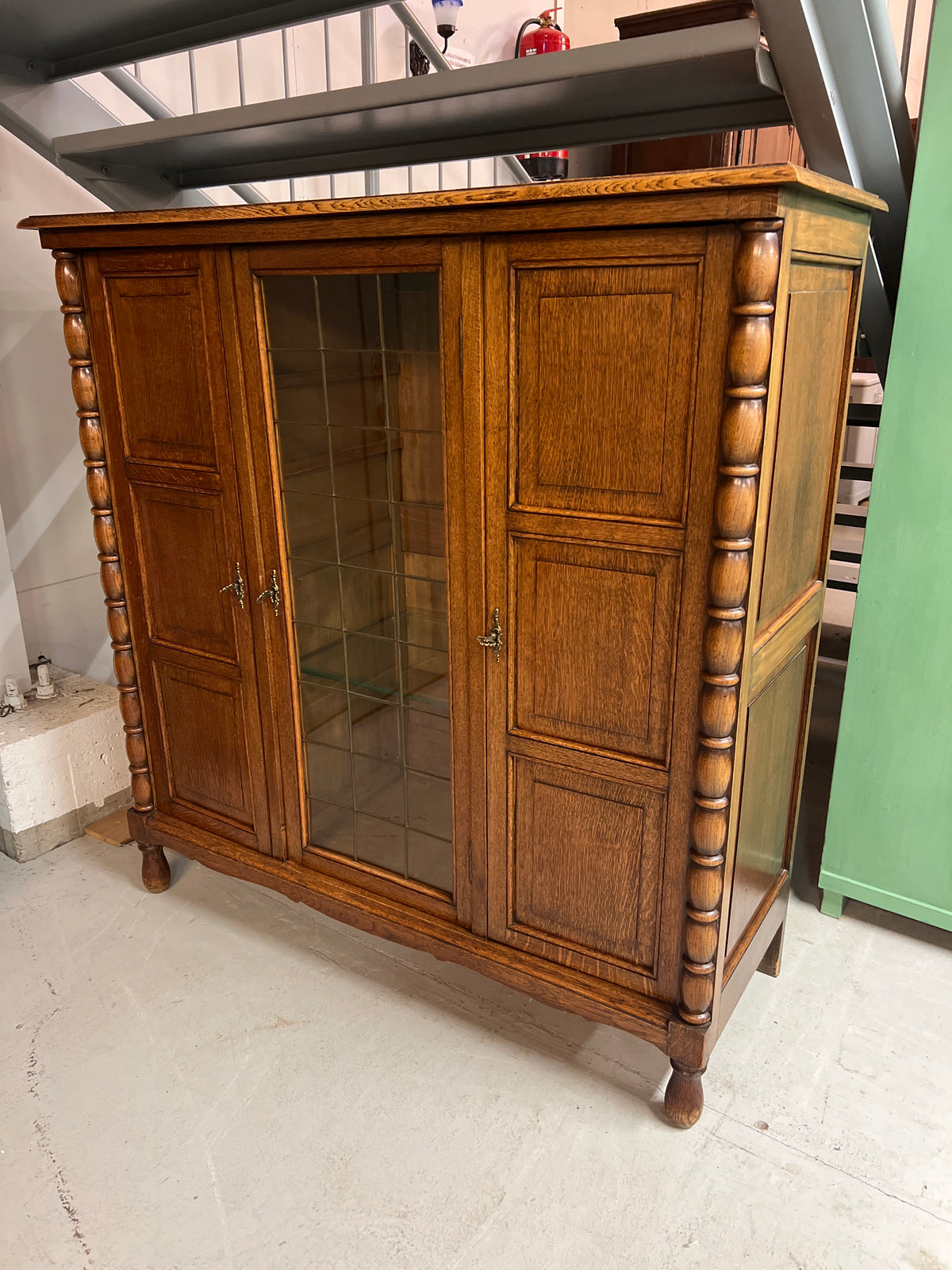Tamminen kirjakaappi L. 126,5cm, S. 47cm ja K. 130cm.