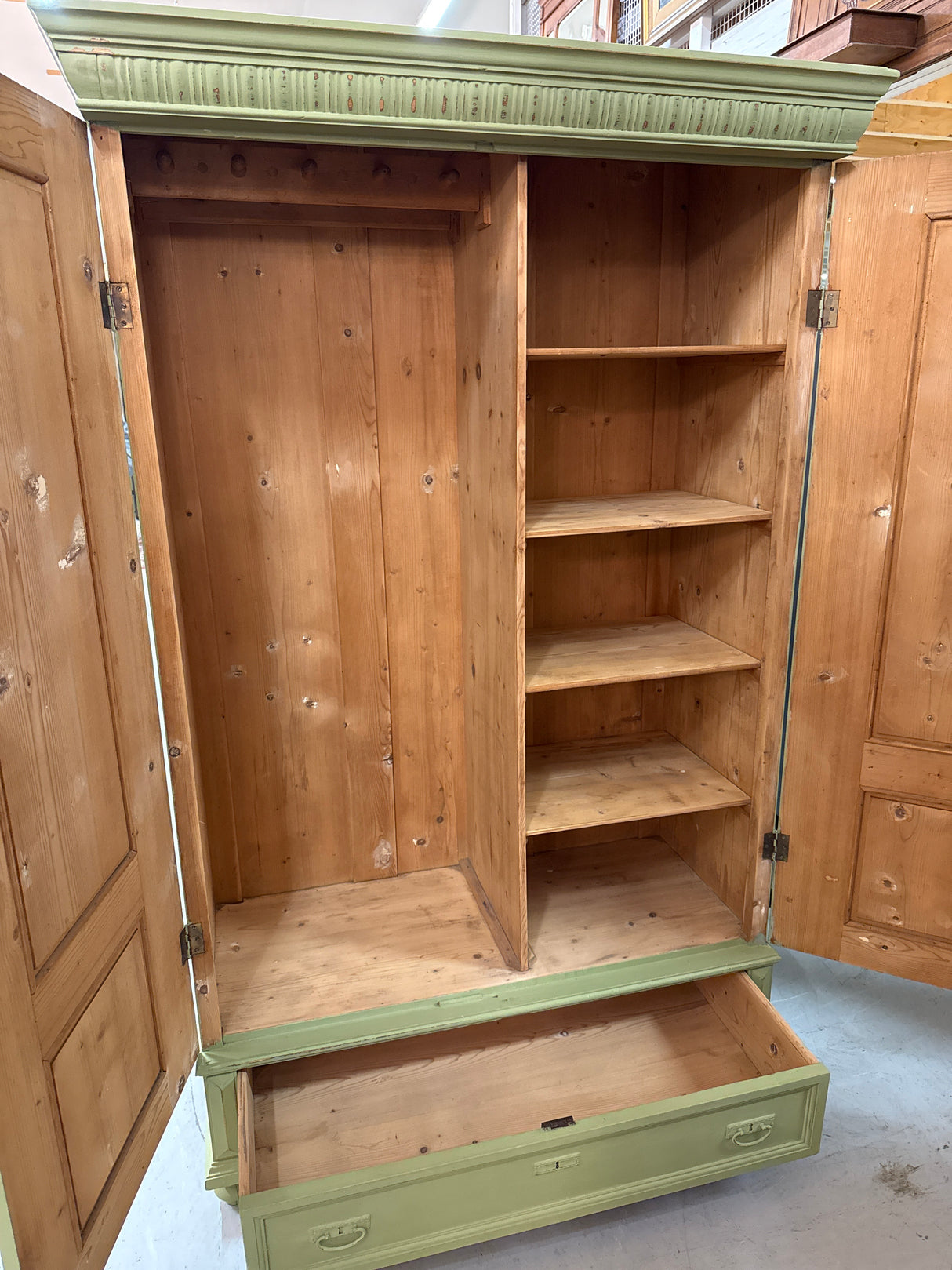 Kaunis talonpoikais-vaatekaappi L.125cm, S.57.5cm, K.197.5cm