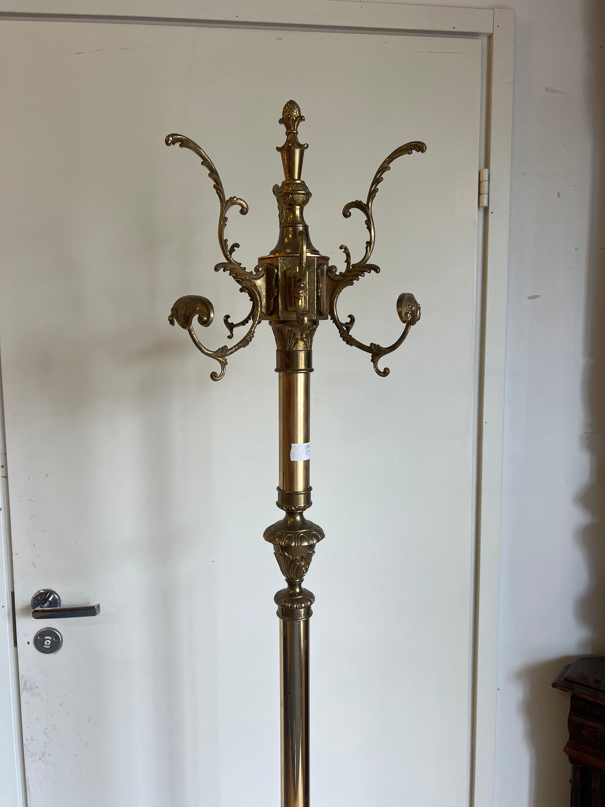 Messinkinen pystynaulakko K. 183cm