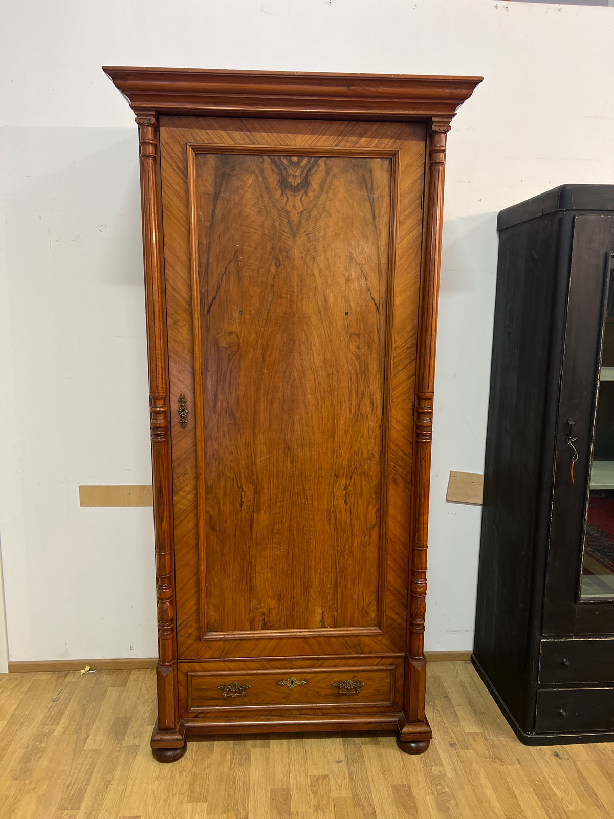 Upea vaatekaappi L. 104cm, S. 60cm ja K. 214,5cm