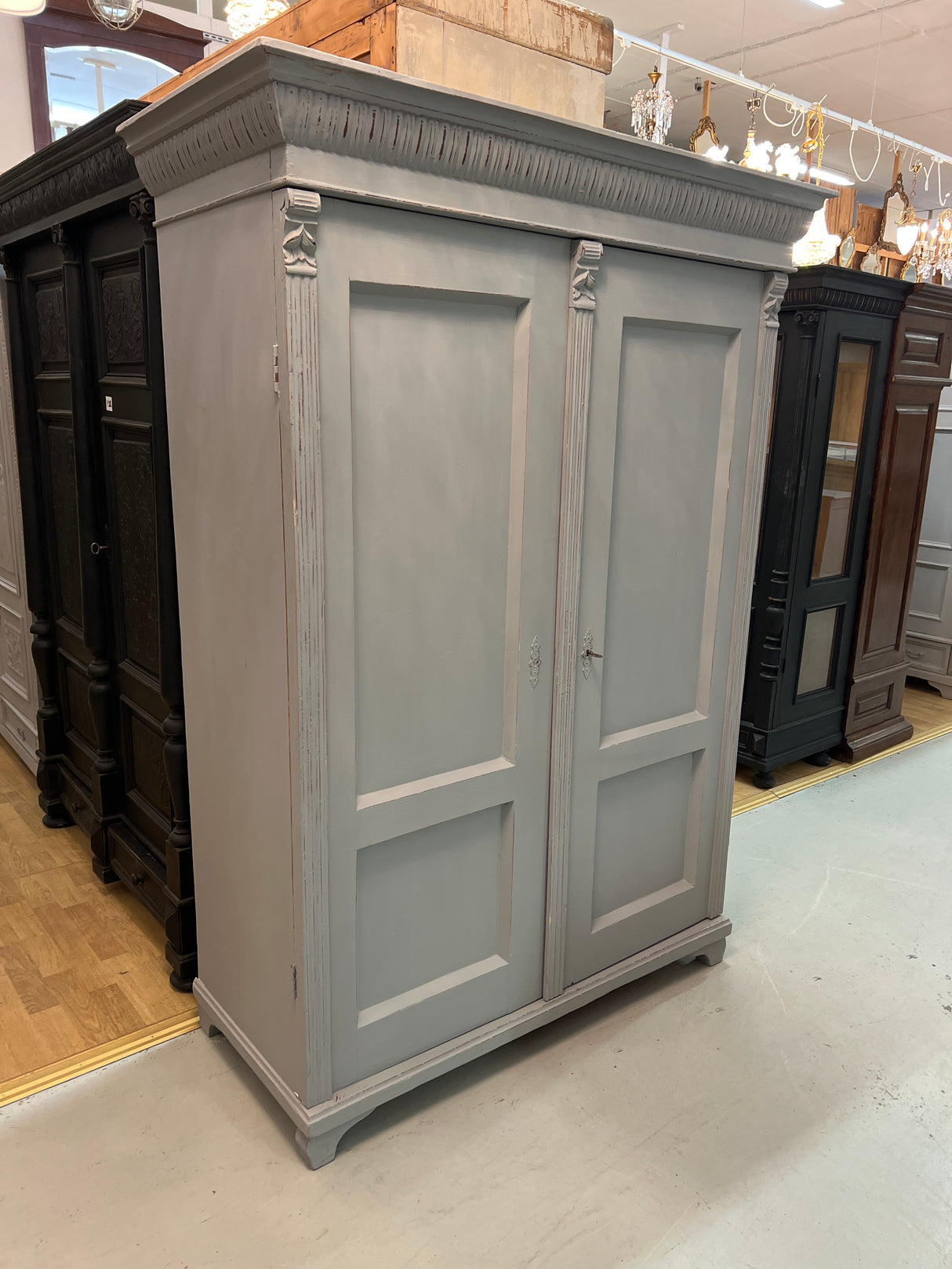 Helmenharmaa vaatekaappi