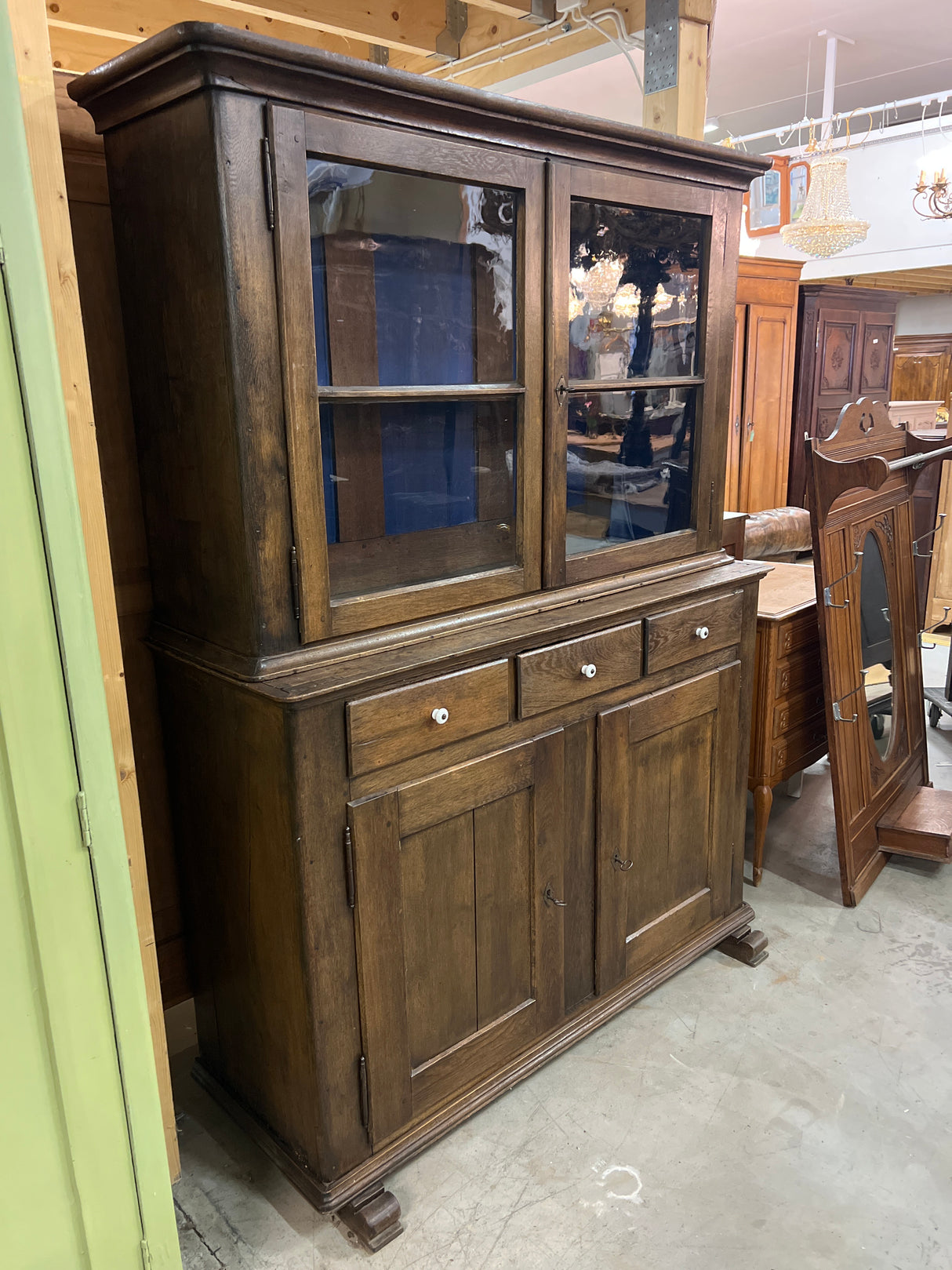 Astiakaappi L.140cm, S.51cm ja K. 195cm.