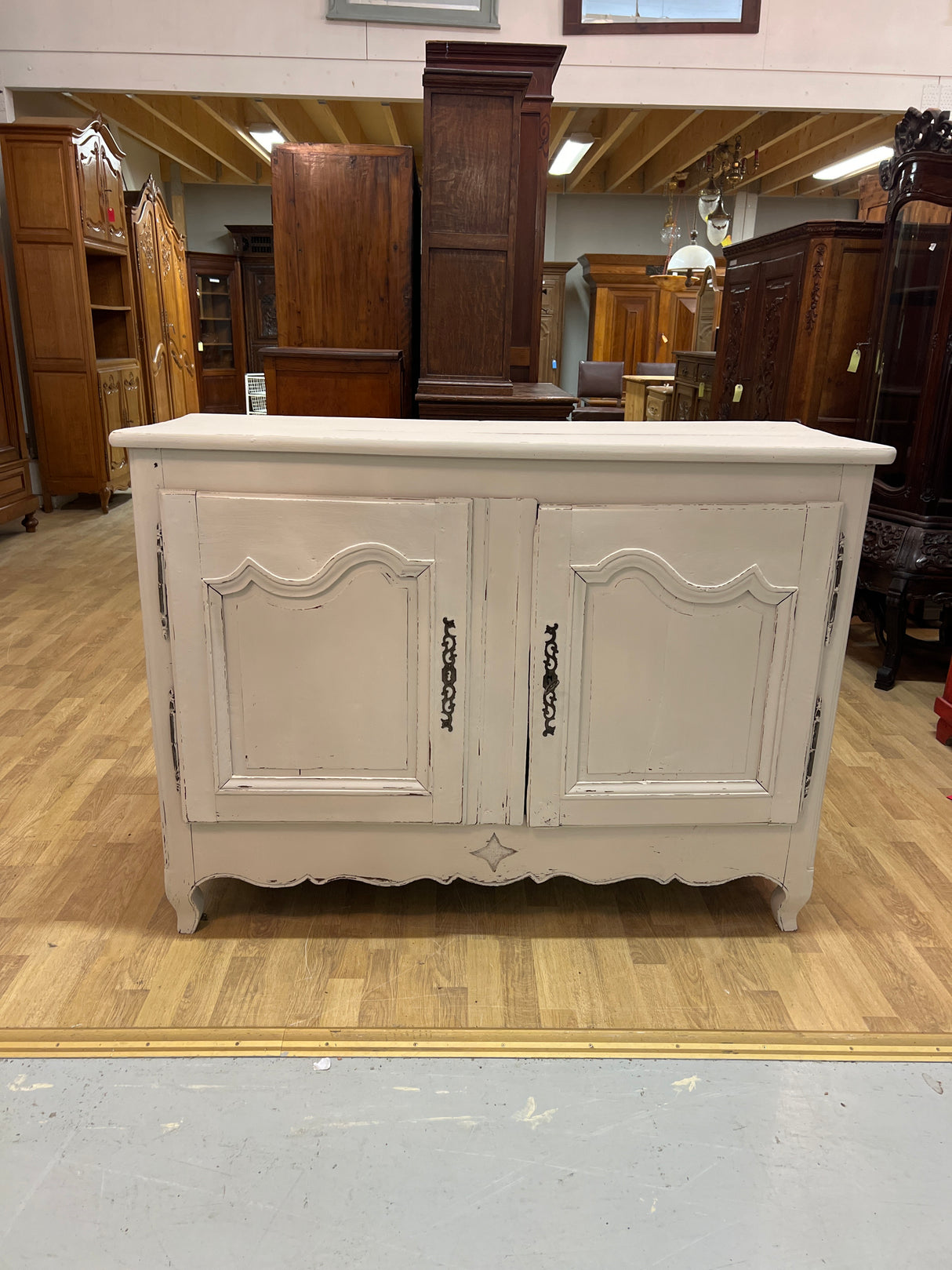 Tammisenkki L. 134cm, S. 54,5cm ja K. 98,5cm.