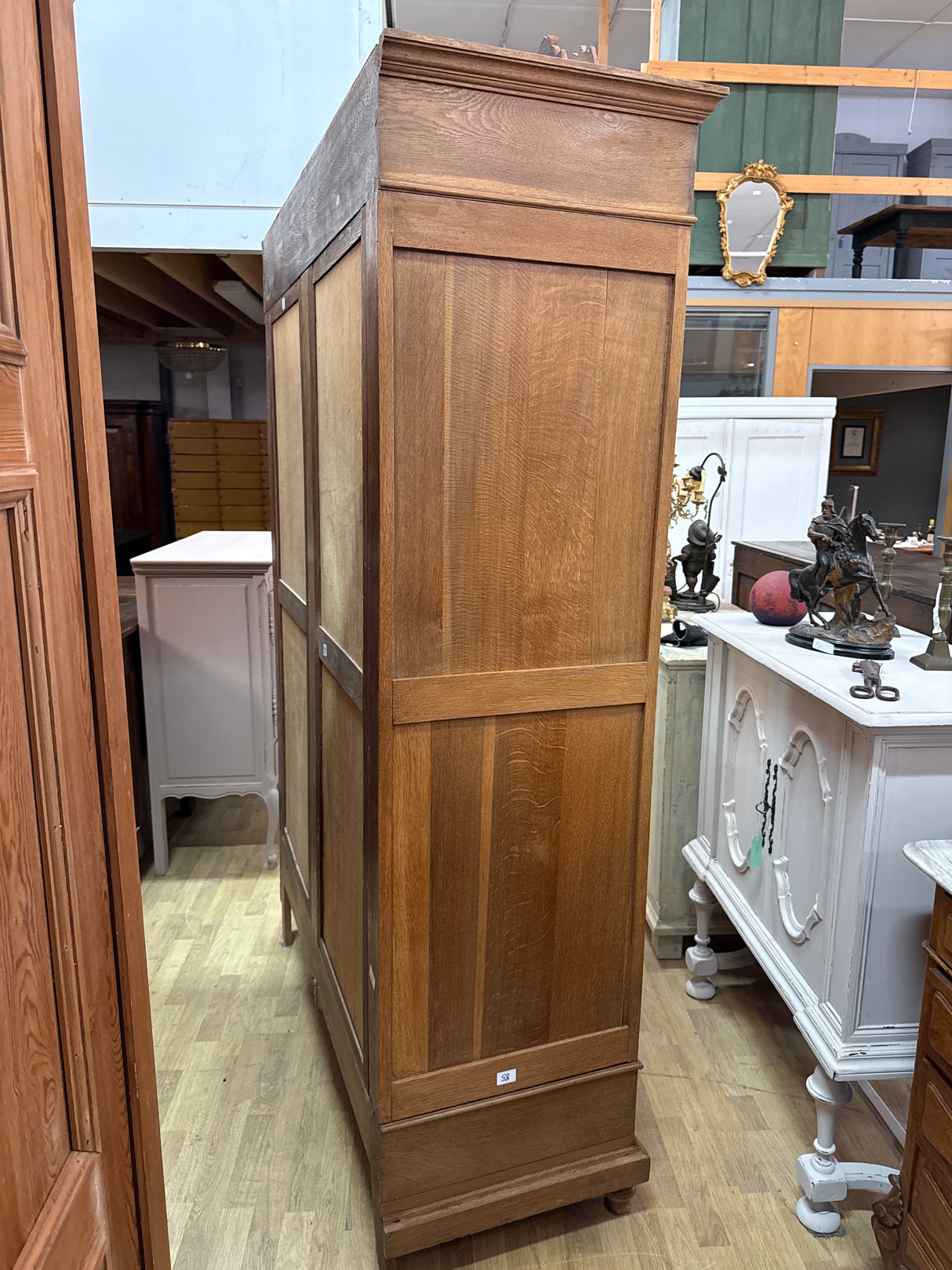 Tammivaatekaappi L.142.5cm,S,56cm, K.(ilman korua) 212cm, korun kanssa 246cm