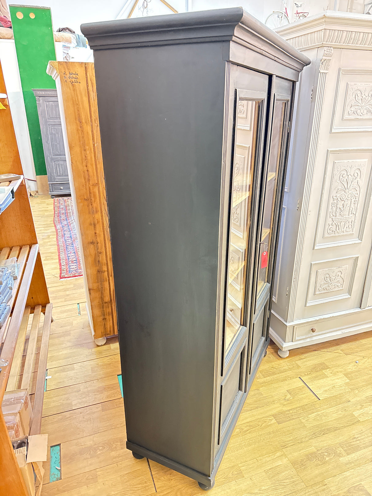 Musta vitriinikaappi L.112.5cm, S.46.5cm,K.175cm