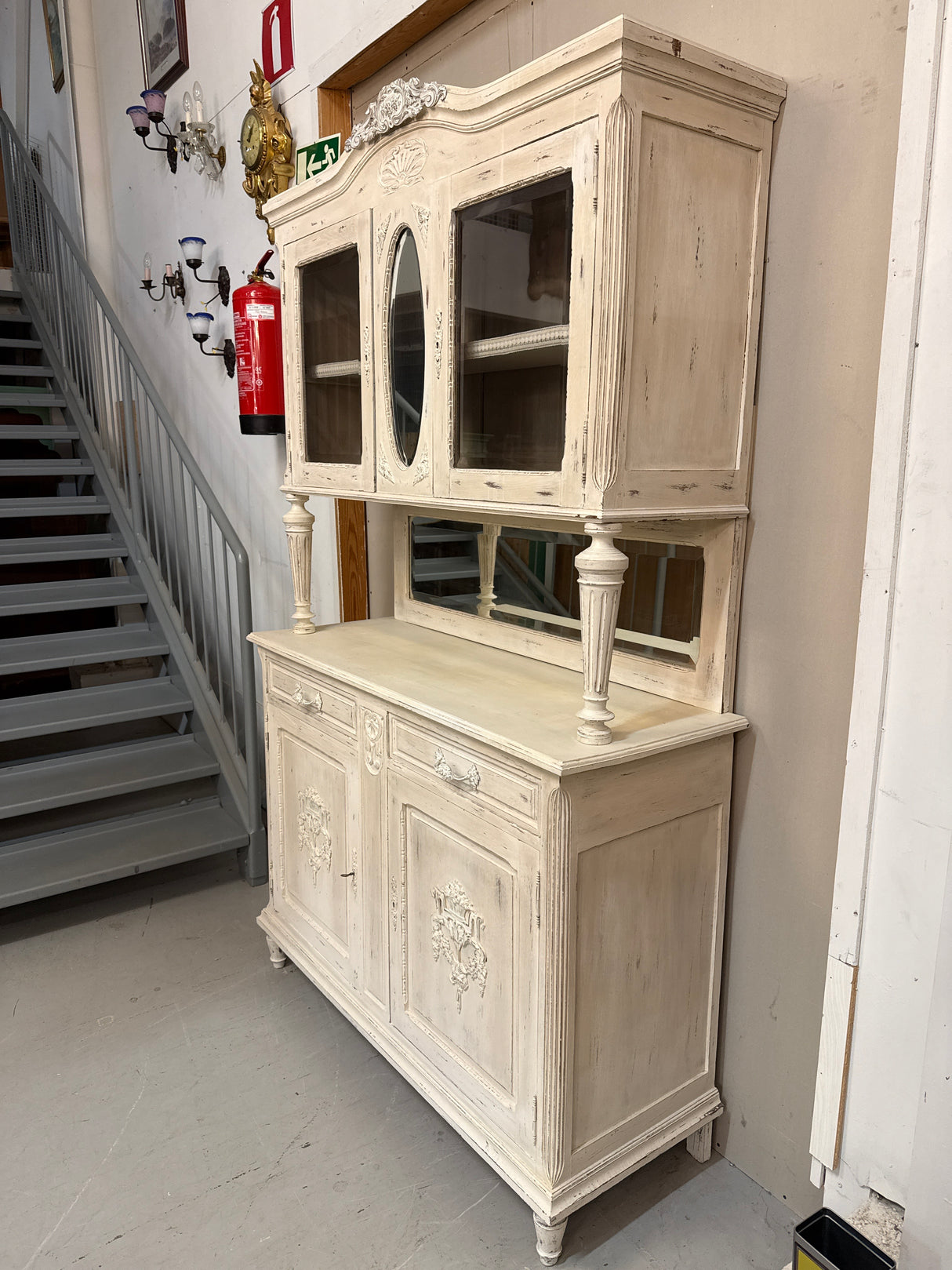 Maalaisromanttinen astiakaappi L.138.5cm, S.51cm, K.230cm