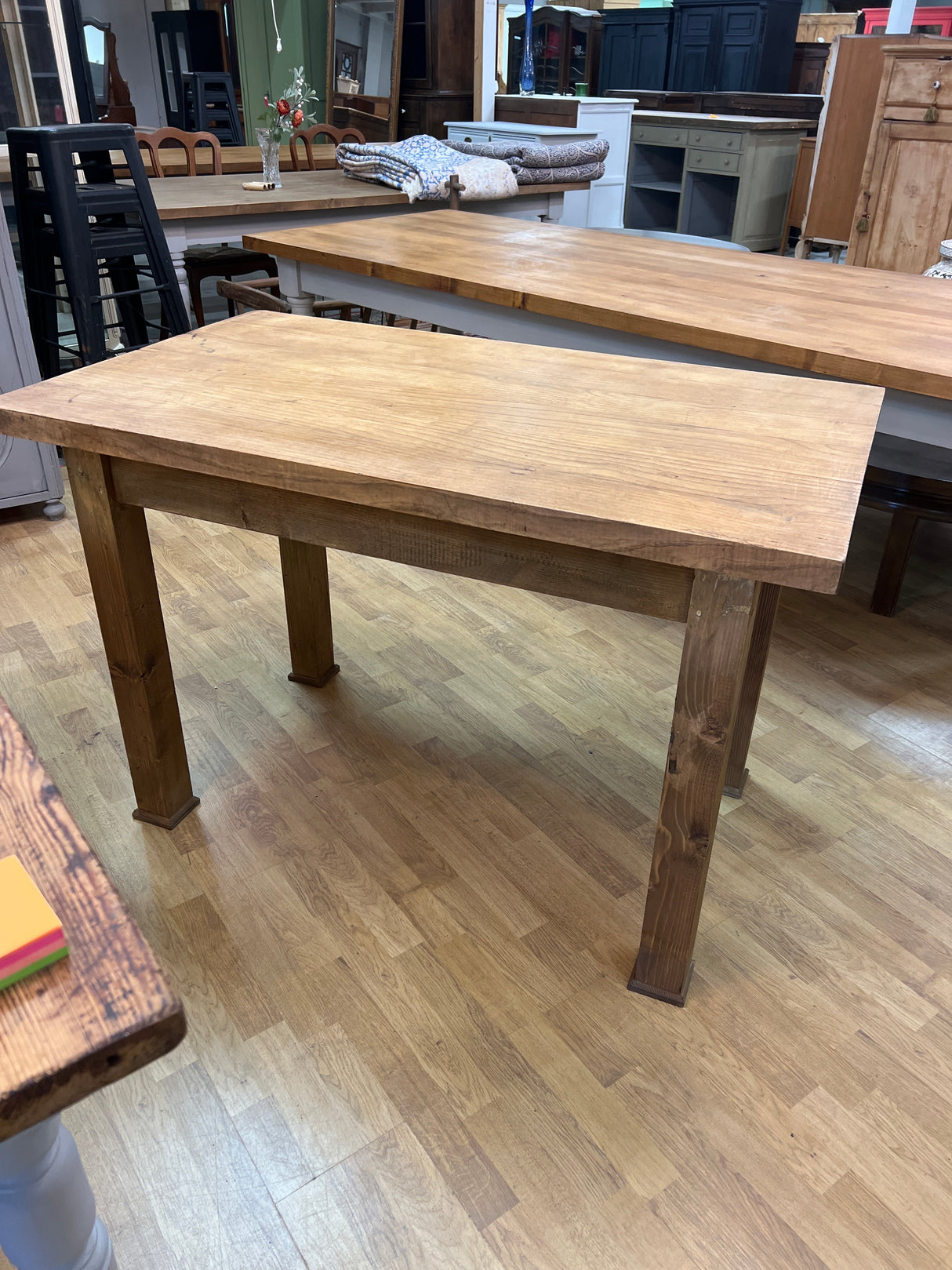 Ruokapöytä Pit. 122cm, Lev. 71,5cm ja K. 80cm.