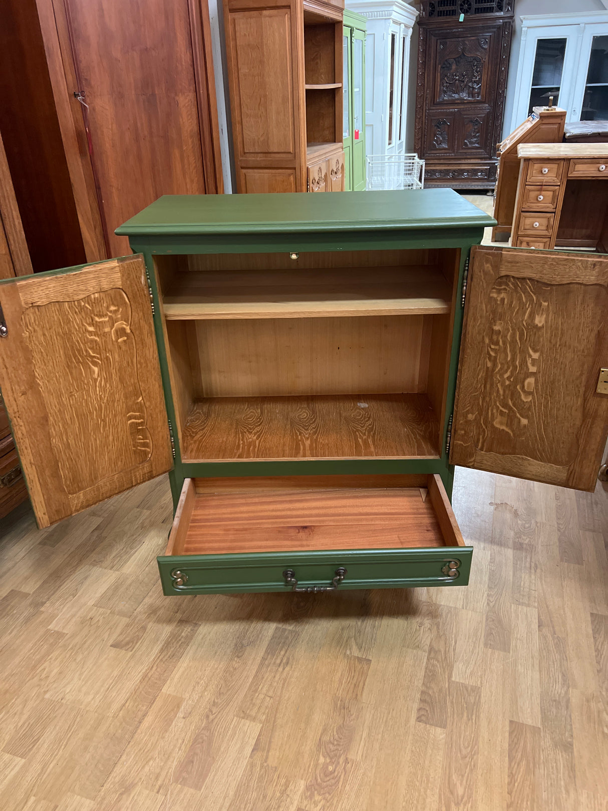 Beautiful rococo small cabinet W. 79.5cm, D. 42cm and H. 99.5cm.