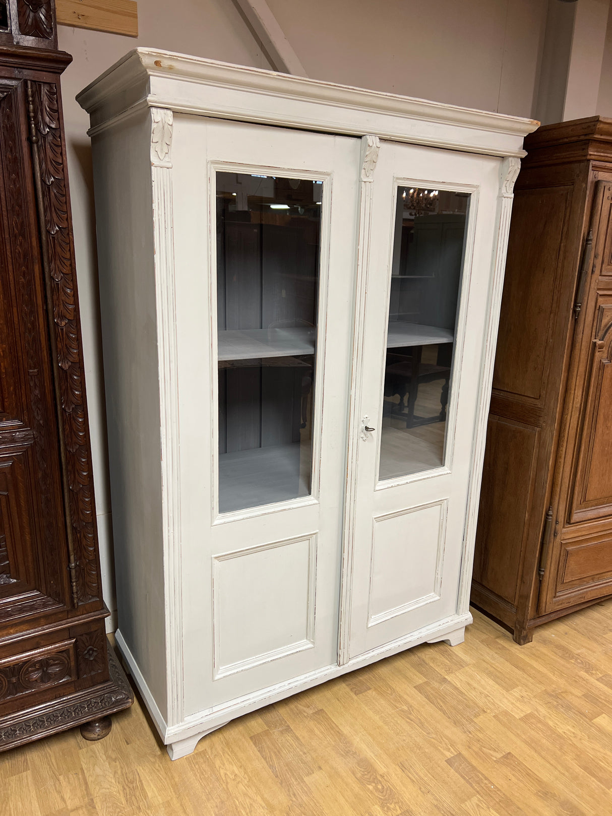 Talonpoikais vitriinikaappi L. 123,5cm, S. 57cm ja K. 181cm.