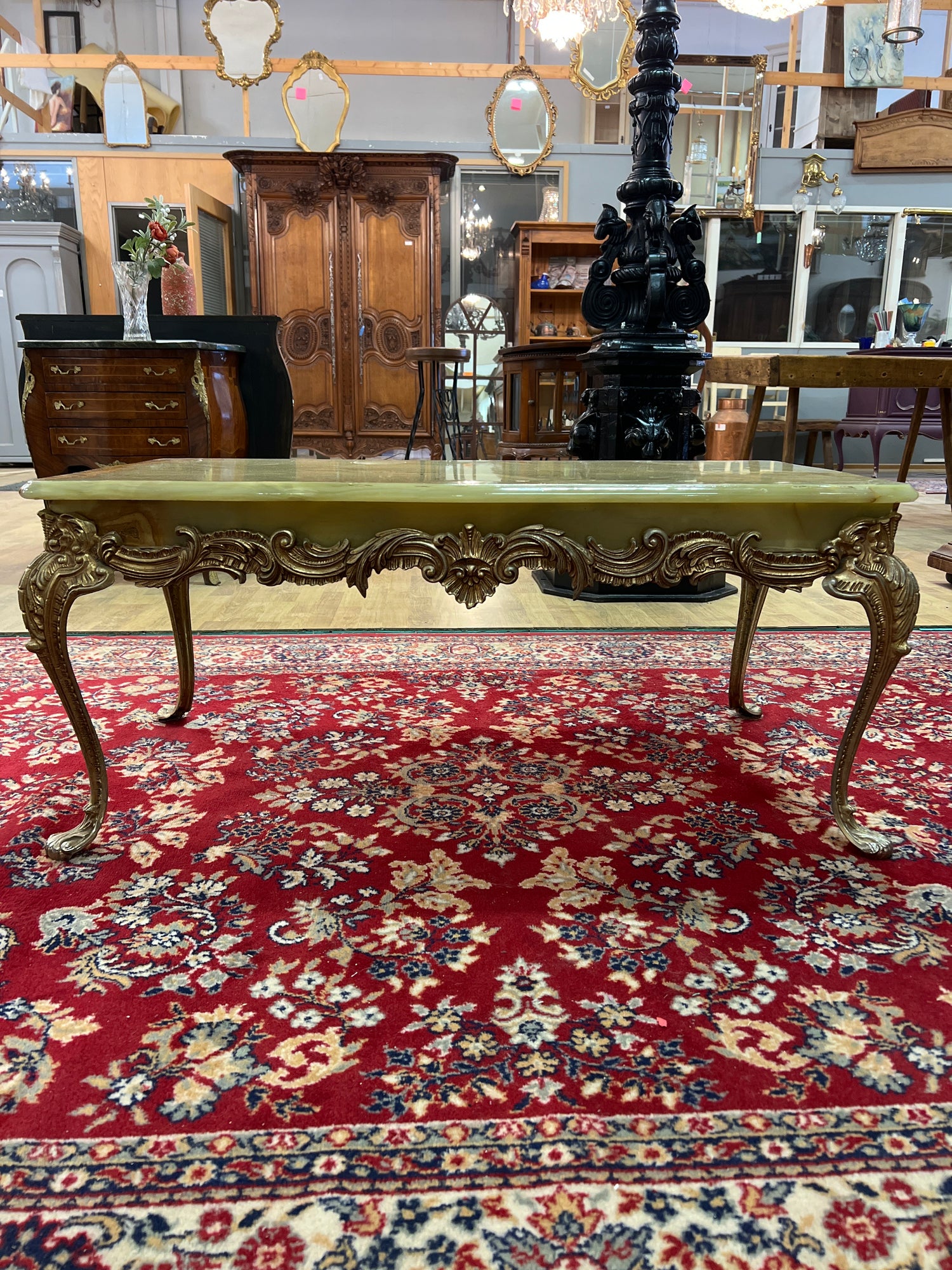 Rokokoo-sohvapöytä marmoria ja pronssia