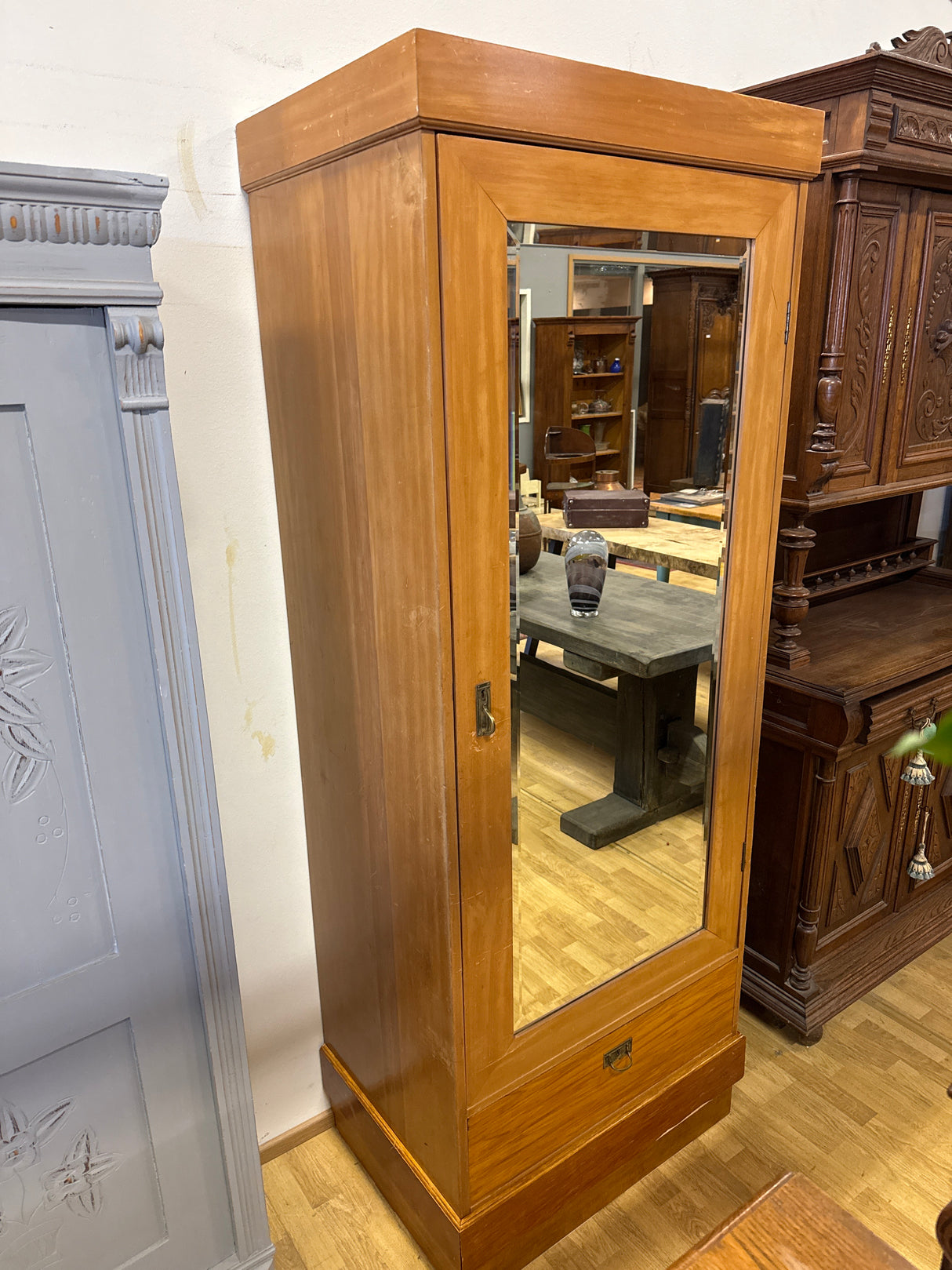 Kotimainen kapea vaatekaappi L.77cm, S.55cm, K.204.5cm