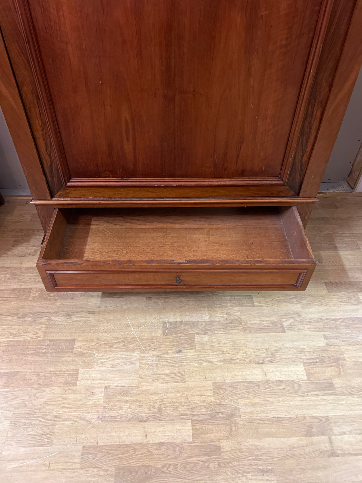 Kaunis yksiovinen mahonki vaatekaappi L. 122cm, S. 60cm ja K. 228cm.