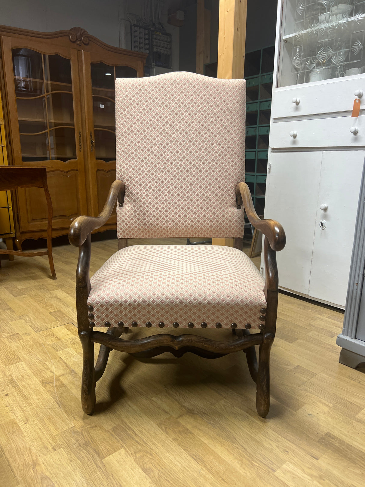 Host/hostess chair W.60cm, D.75cm and H.116cm. Seat height 43cm.