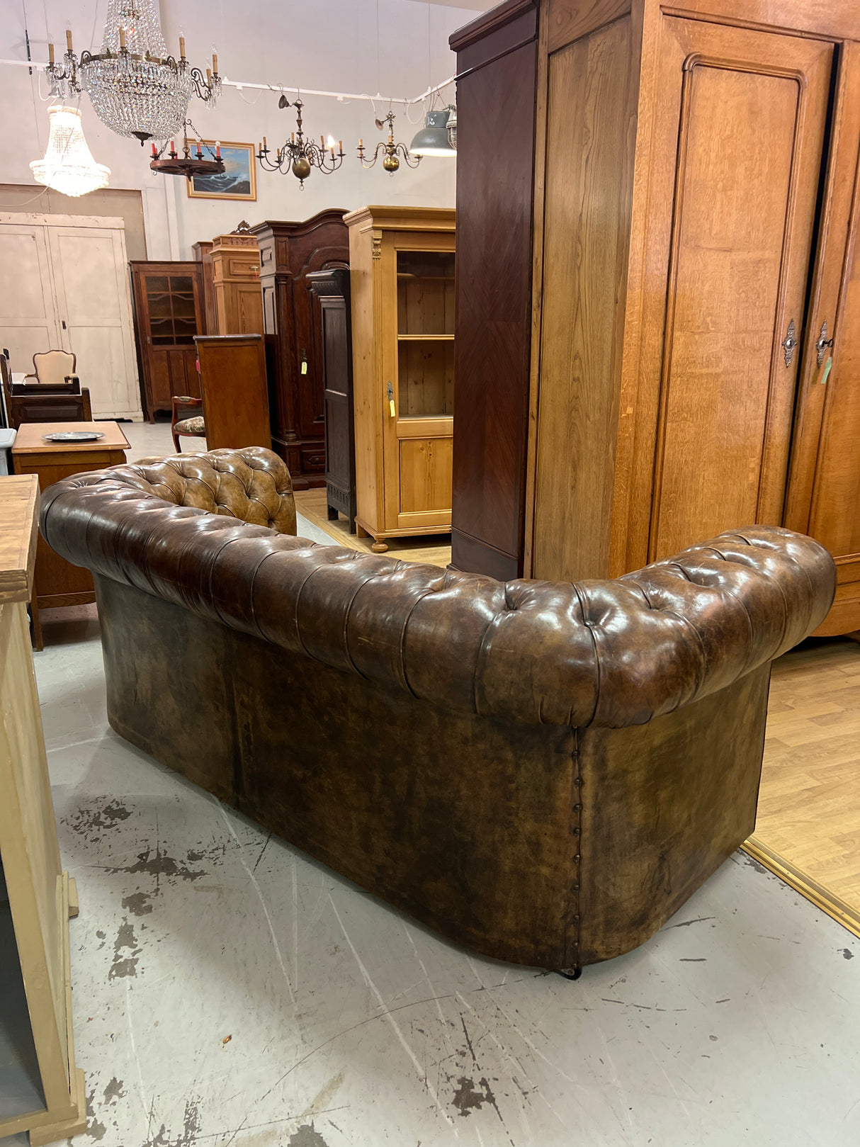 Chesterfield 3-seater sofa L.210cm, D.90cm and H.78cm.