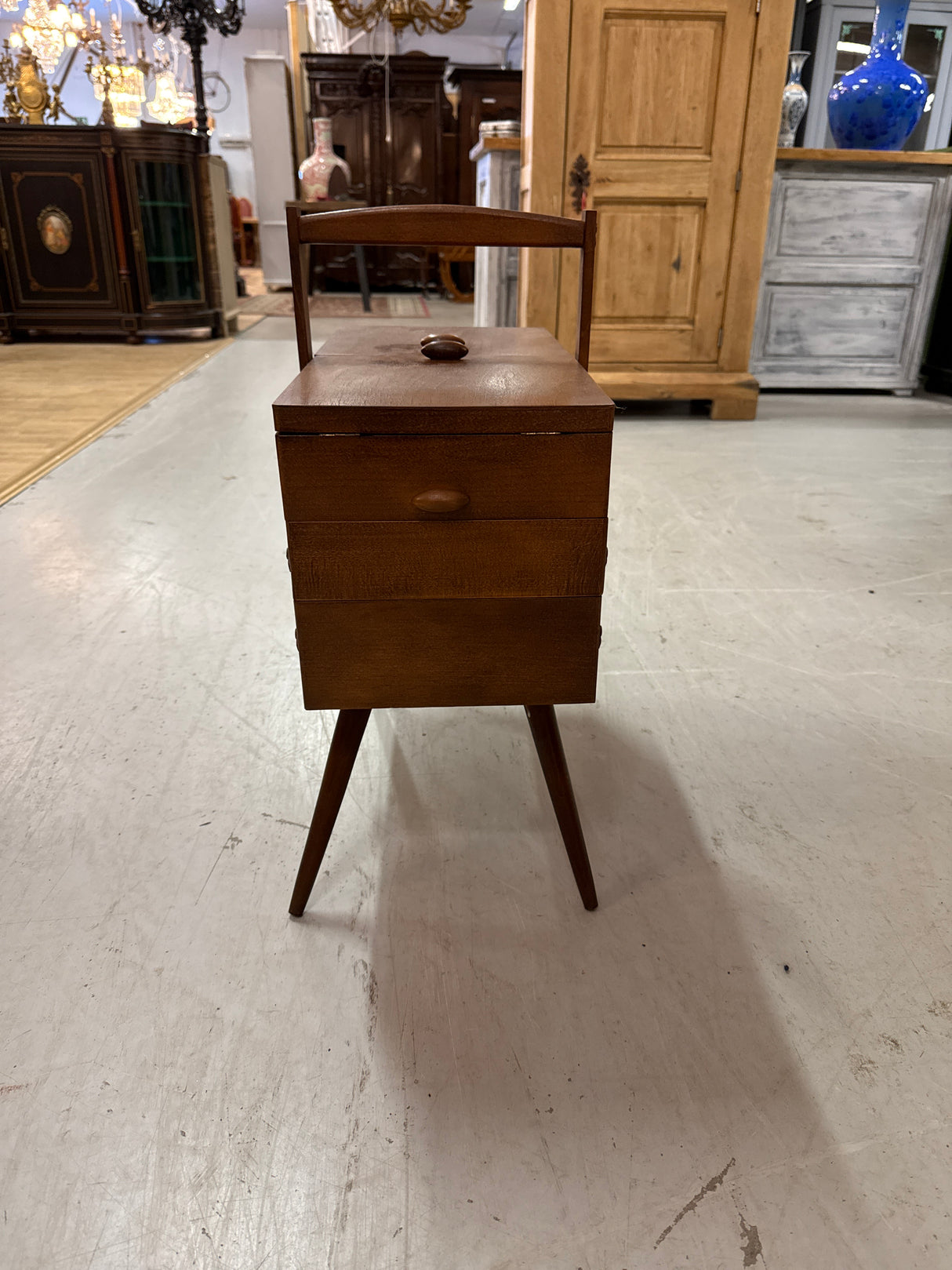 Upea ompelupakki 1950-luvulta L.51cm, S.28cm, K.62cm