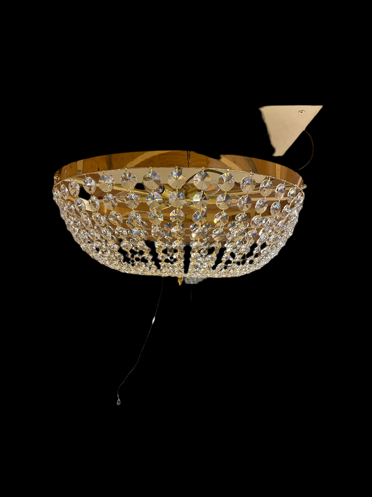 Kaunis plafondi kiillotetulla messinkirungolla