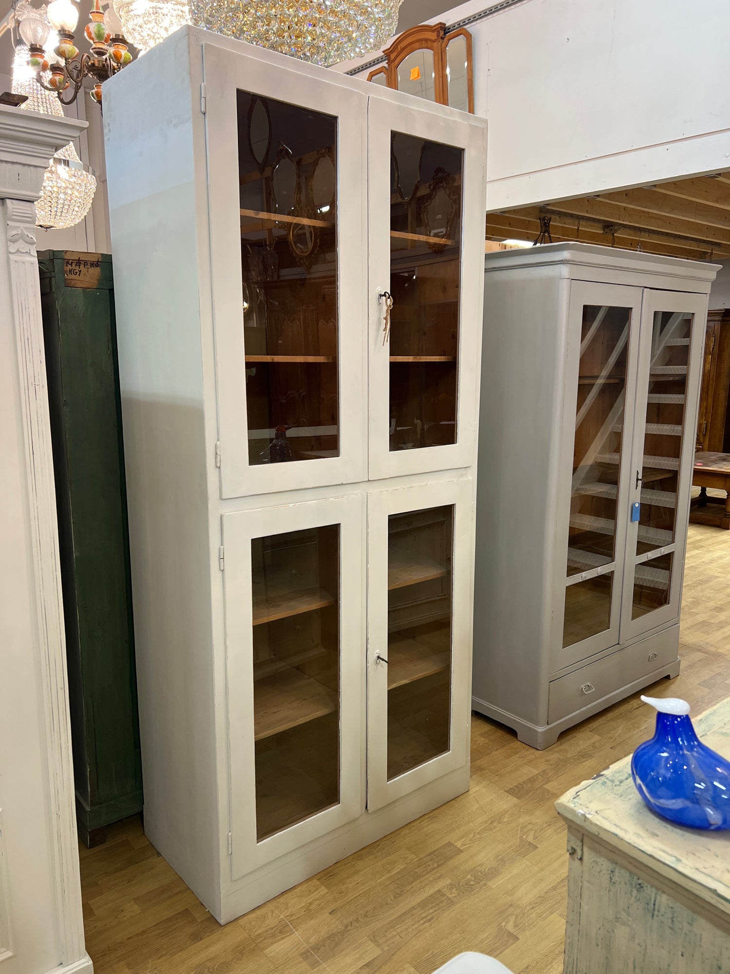 Massiivipuinen talonpoikais vitriini L. 97cm, S. 50cm ja K. 218cm.