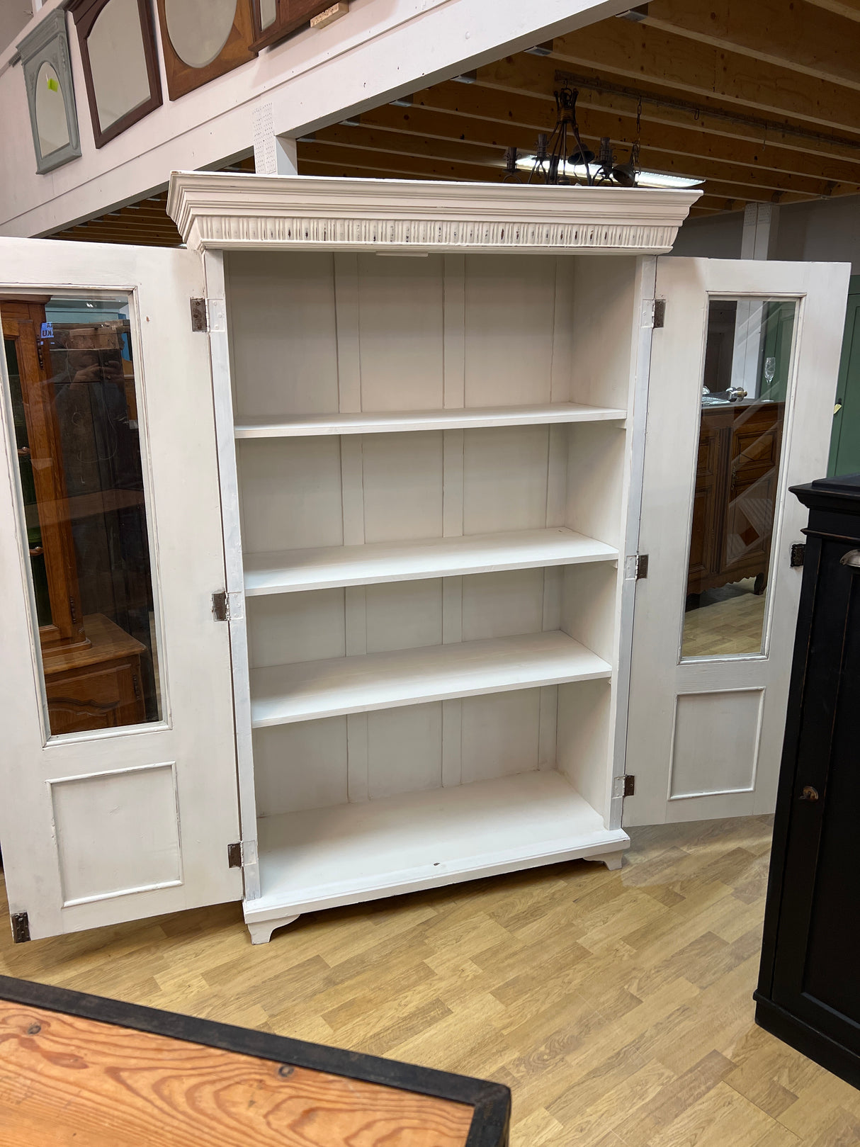 Vitriinikaappi L. 126,5cm, S.55cm ja K. 192cm