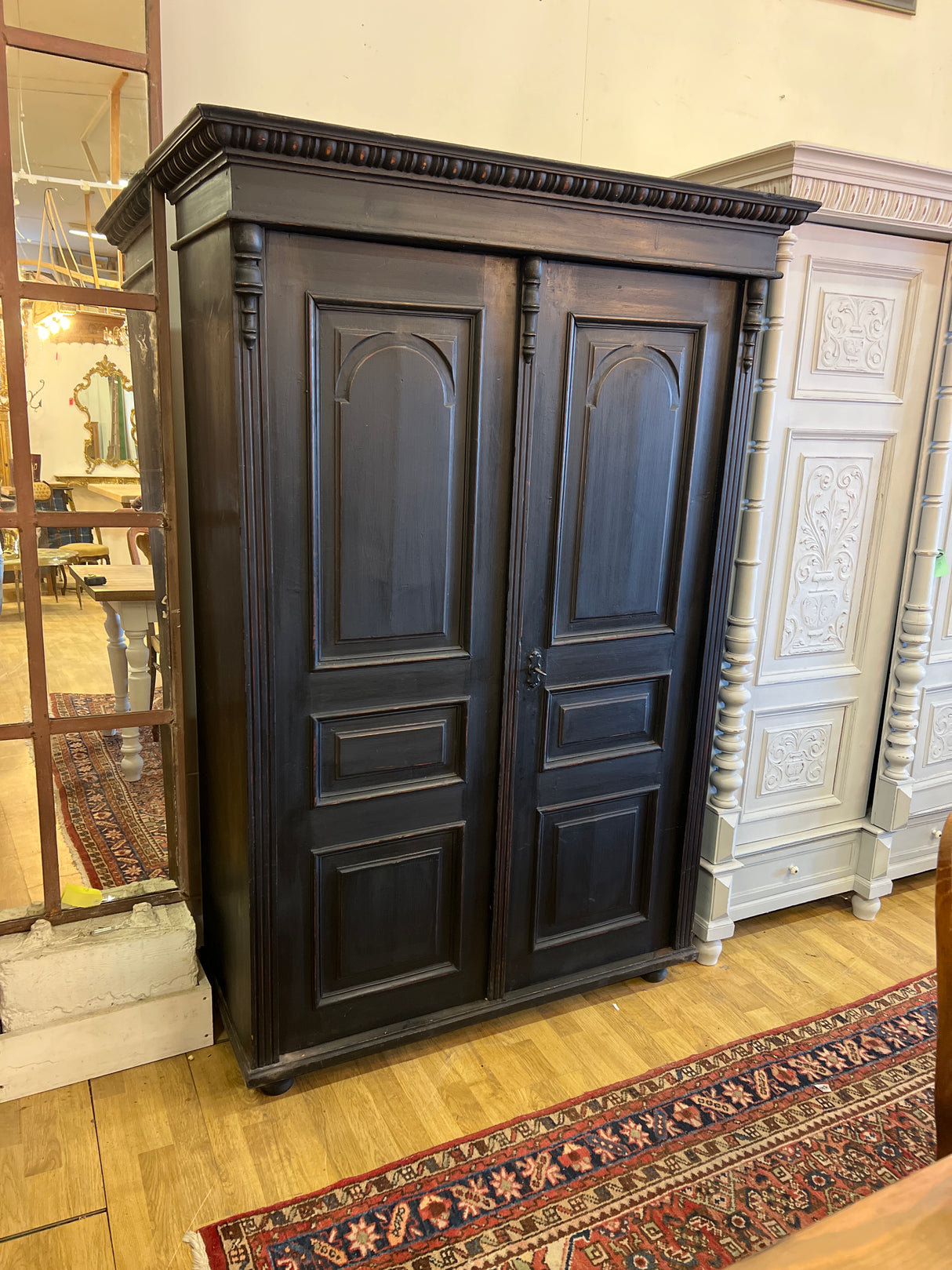 Musta vaatekaappi 1920-luvun unkarista L.119,5cm, S. 53,5cm ja K. 178cm.