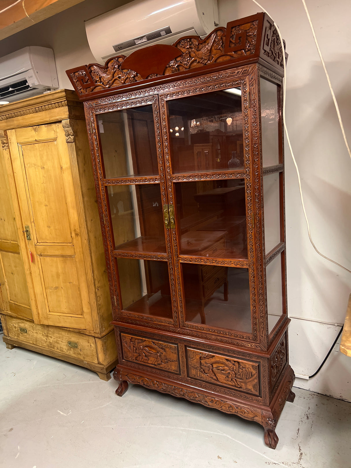 Hurjan hieno aasialainen vitriinikaappi L. 107cm, S. 45cm ja K. 197cm
