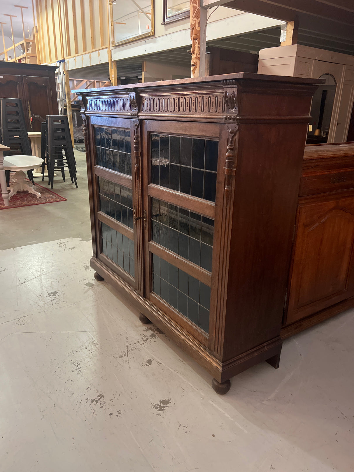 Barokki vitriinikaappi L. 157,5cm, S. 43,5cm ja K. 136cm.