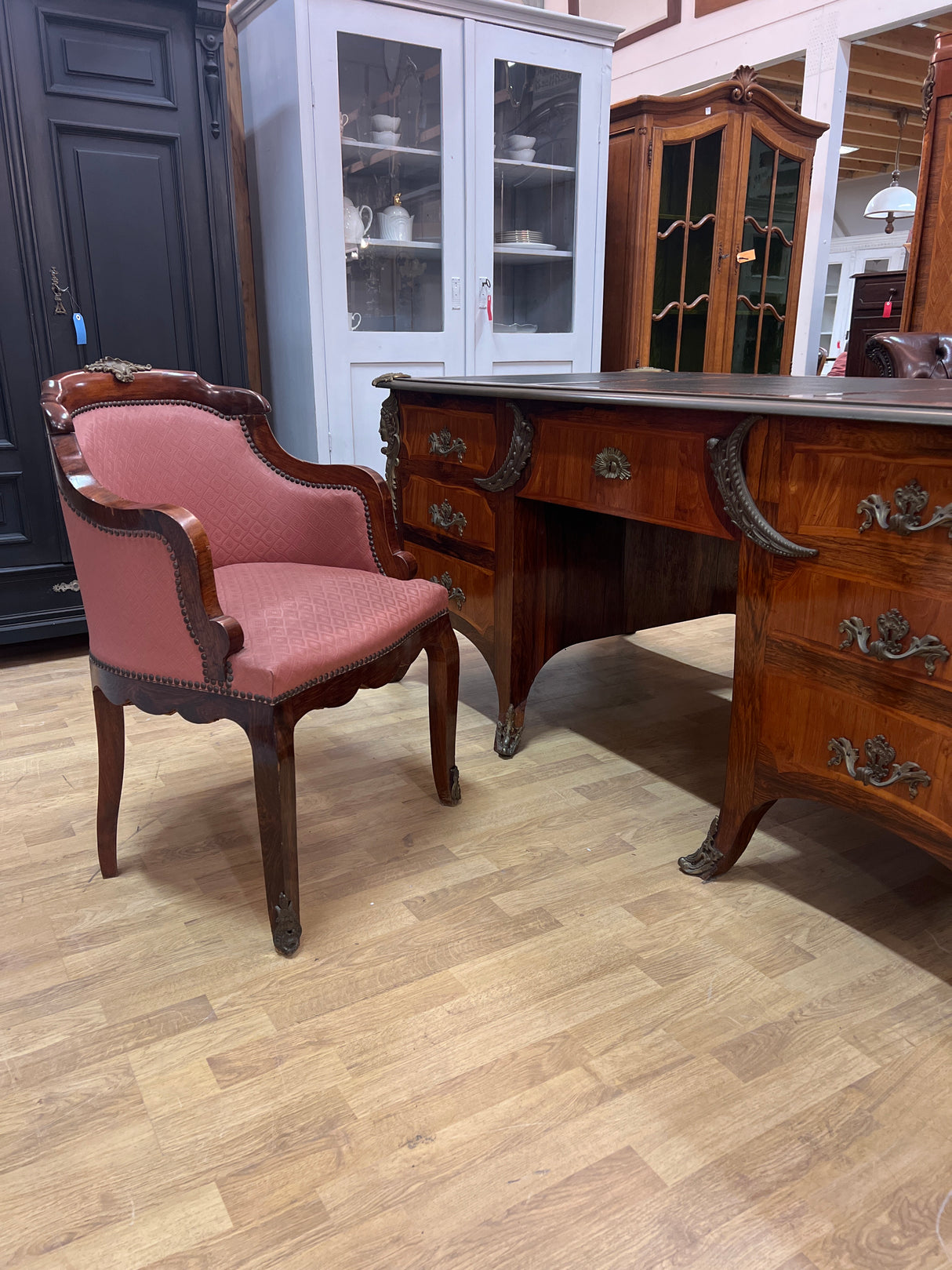 Upea ranskalainen toimiston kokonaisuus. Kirjoituspöytä, johtajan tuoli, asiakas tuoli x2 ja kirjakaappi😍